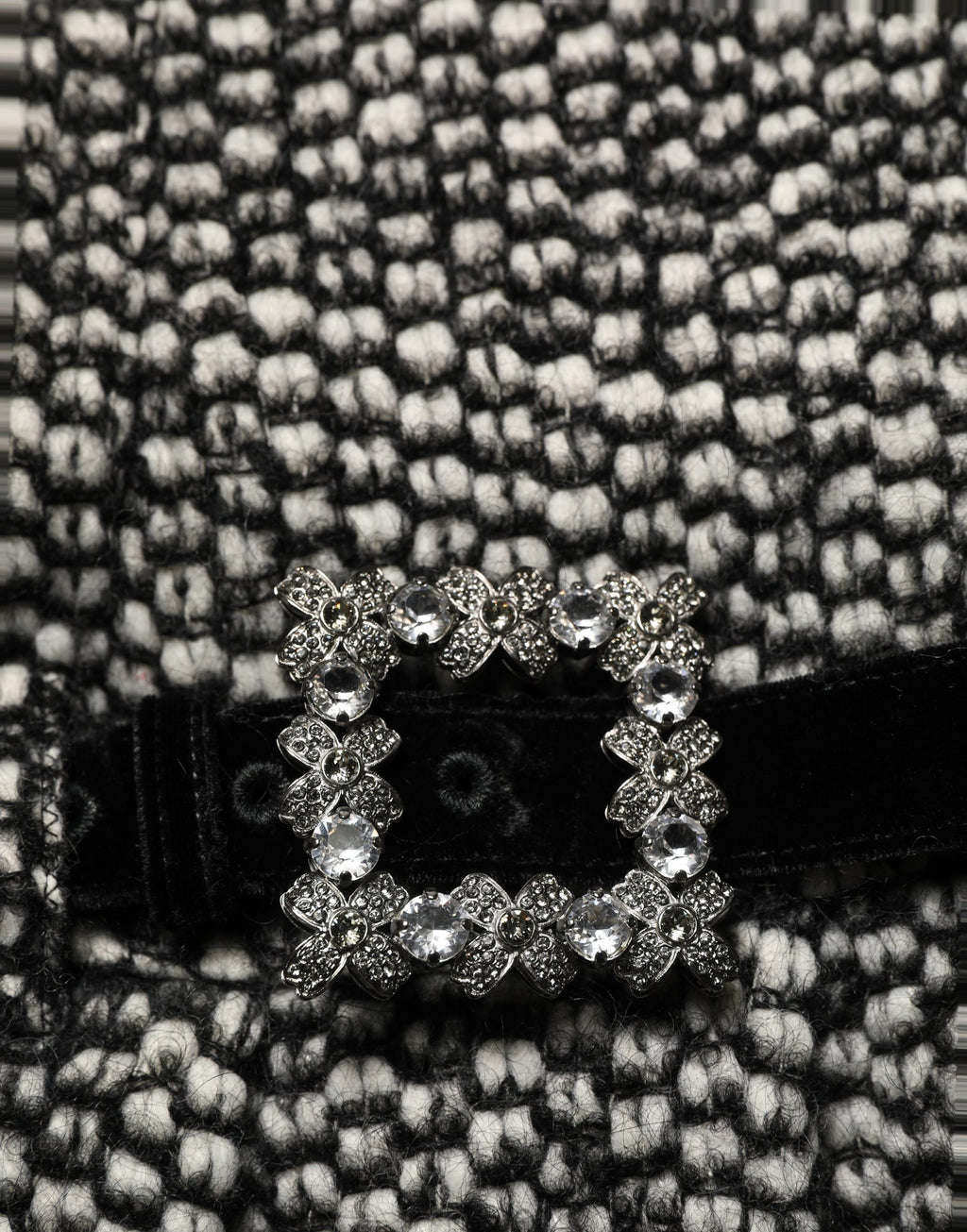 Jupe plissée taille haute en tweed noir et blanc de Dolce & Gabbana, élégante et sophistiquée.