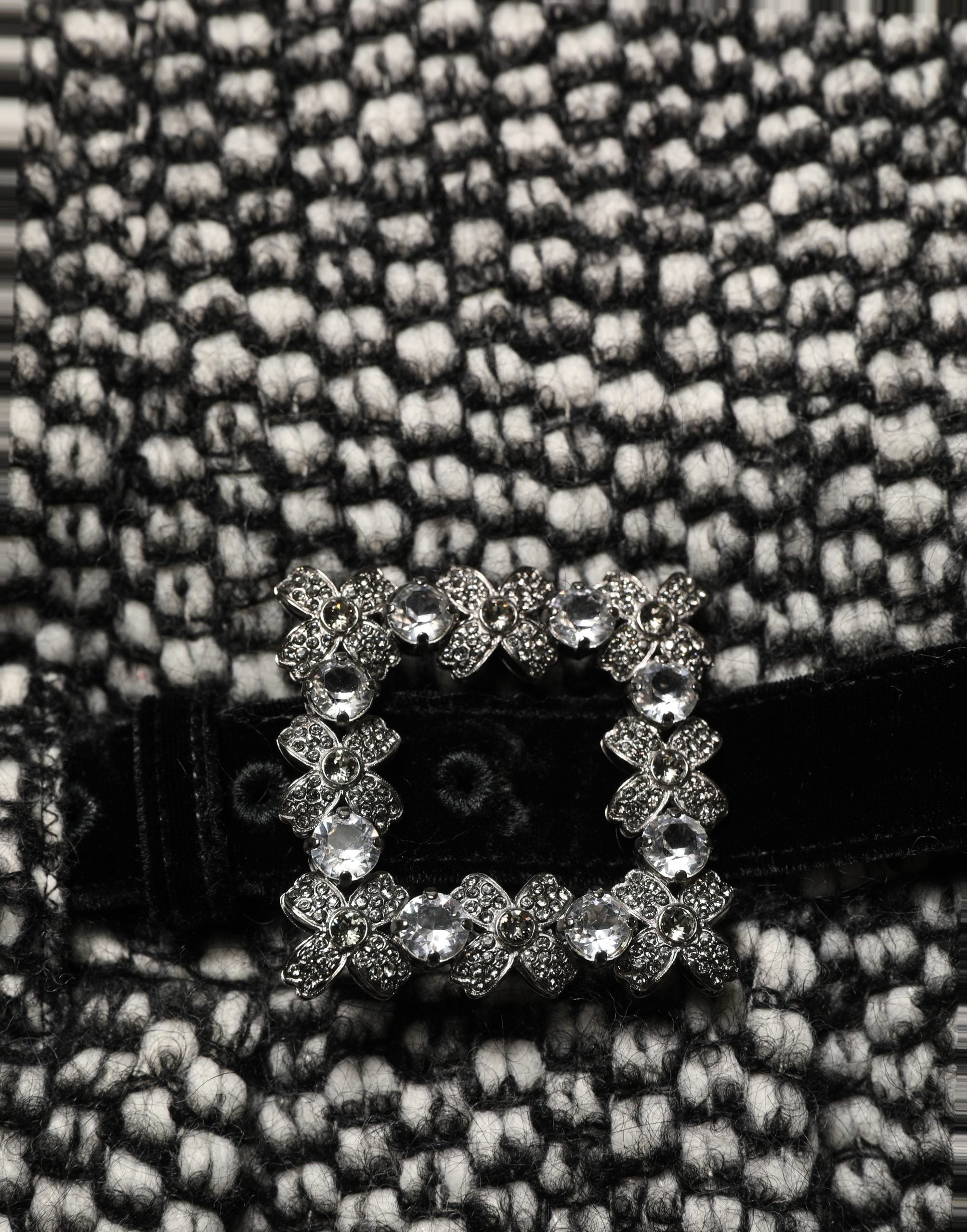 Jupe plissée taille haute en tweed noir et blanc de Dolce & Gabbana, élégante et sophistiquée.