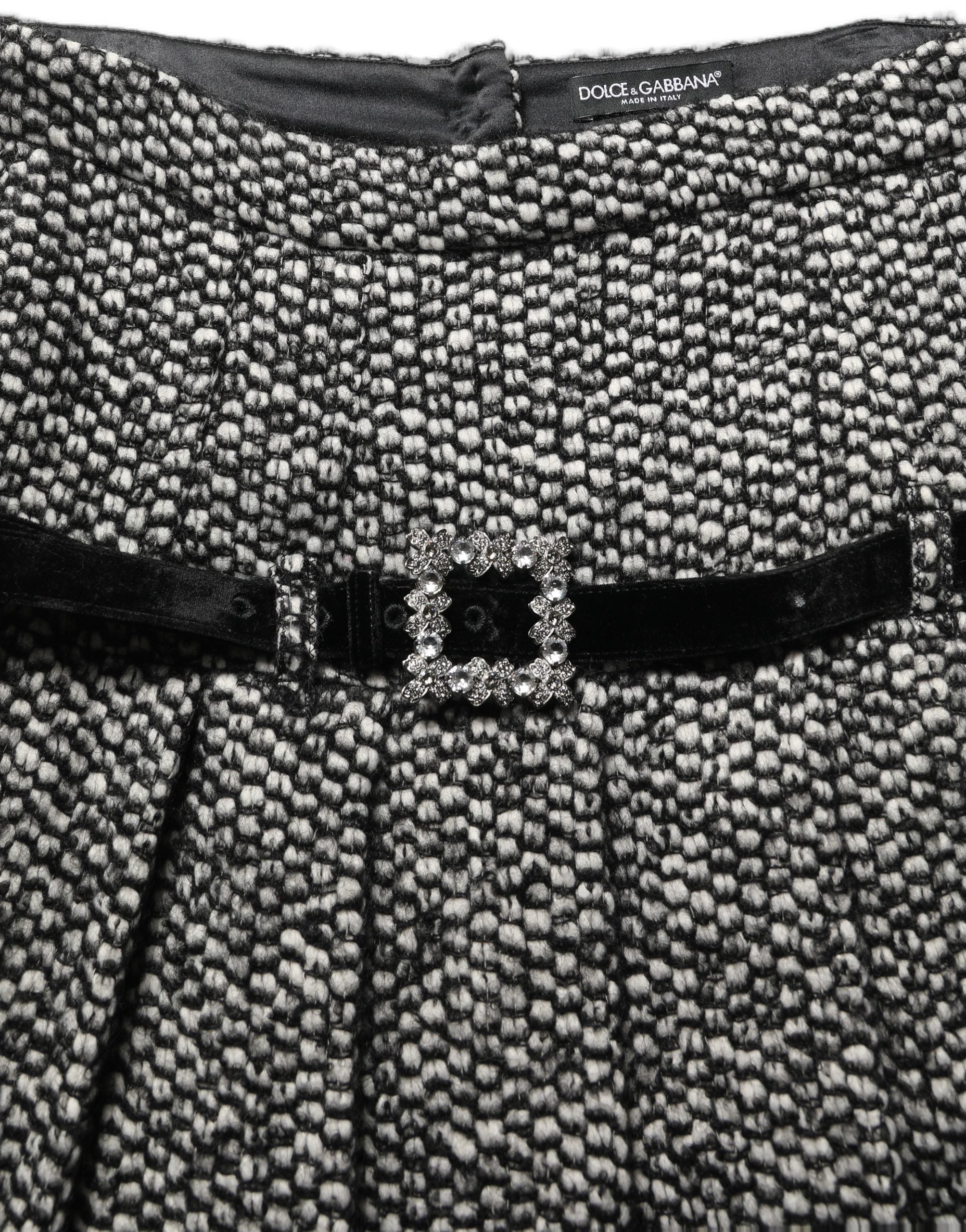 Jupe plissée à taille haute en tweed noir et blanc de Dolce & Gabbana, style élégant et sophistiqué.