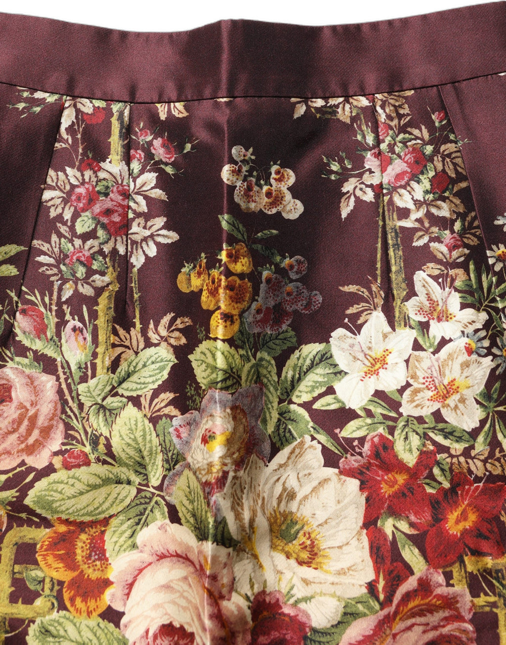 Jupe courte à taille haute Dolce & Gabbana en tissu floral bordeaux, coupe en A pour un look élégant et tendance.
