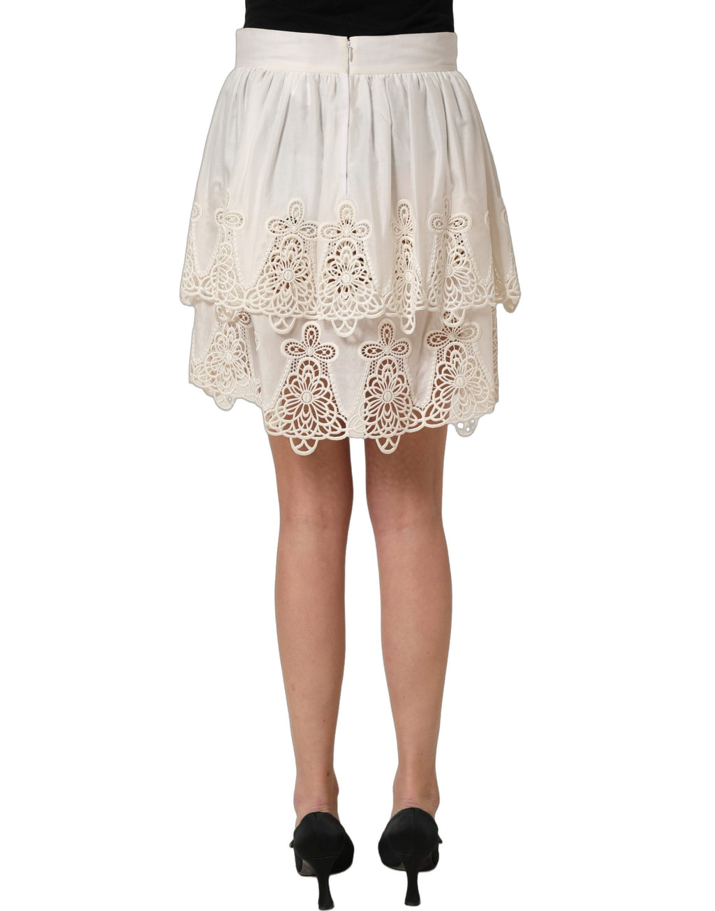Jupe courte blanche Dolce & Gabbana à fleurs brodées avec coupe en ligne A, tissu léger et élégant.