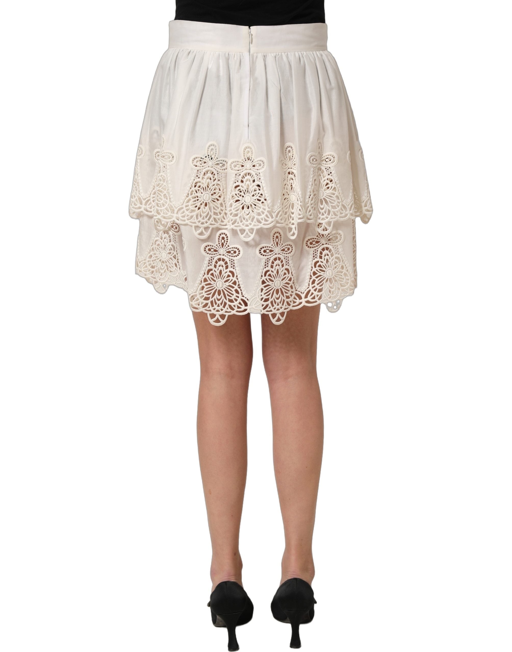 Jupe courte blanche Dolce & Gabbana à fleurs brodées avec coupe en ligne A, tissu léger et élégant.