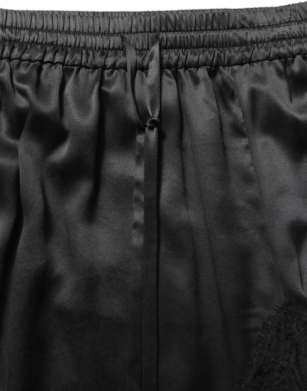 Jupe en satin noire Dolce & Gabbana avec bordure en dentelle et fente latérale élégante.