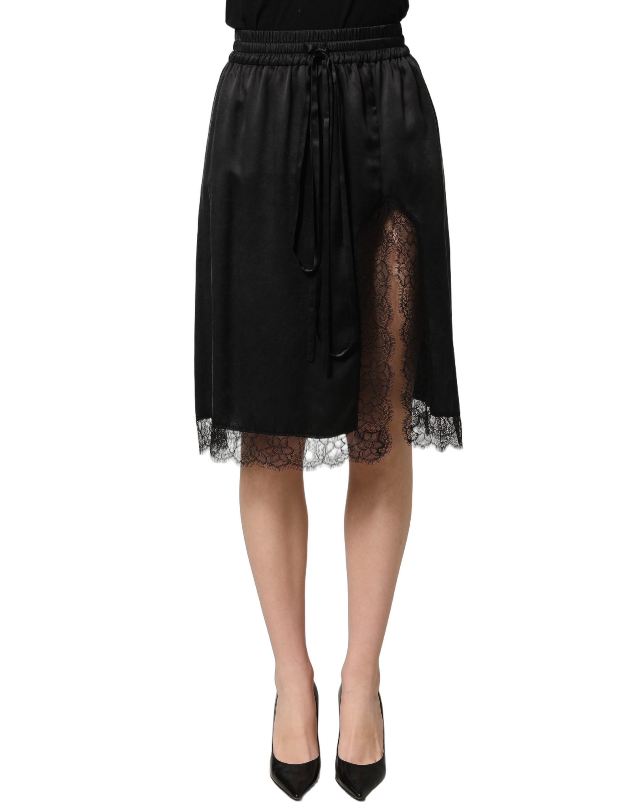 Jupe en satin noir Dolce & Gabbana avec ourlet en dentelle et fente latérale élégante.
