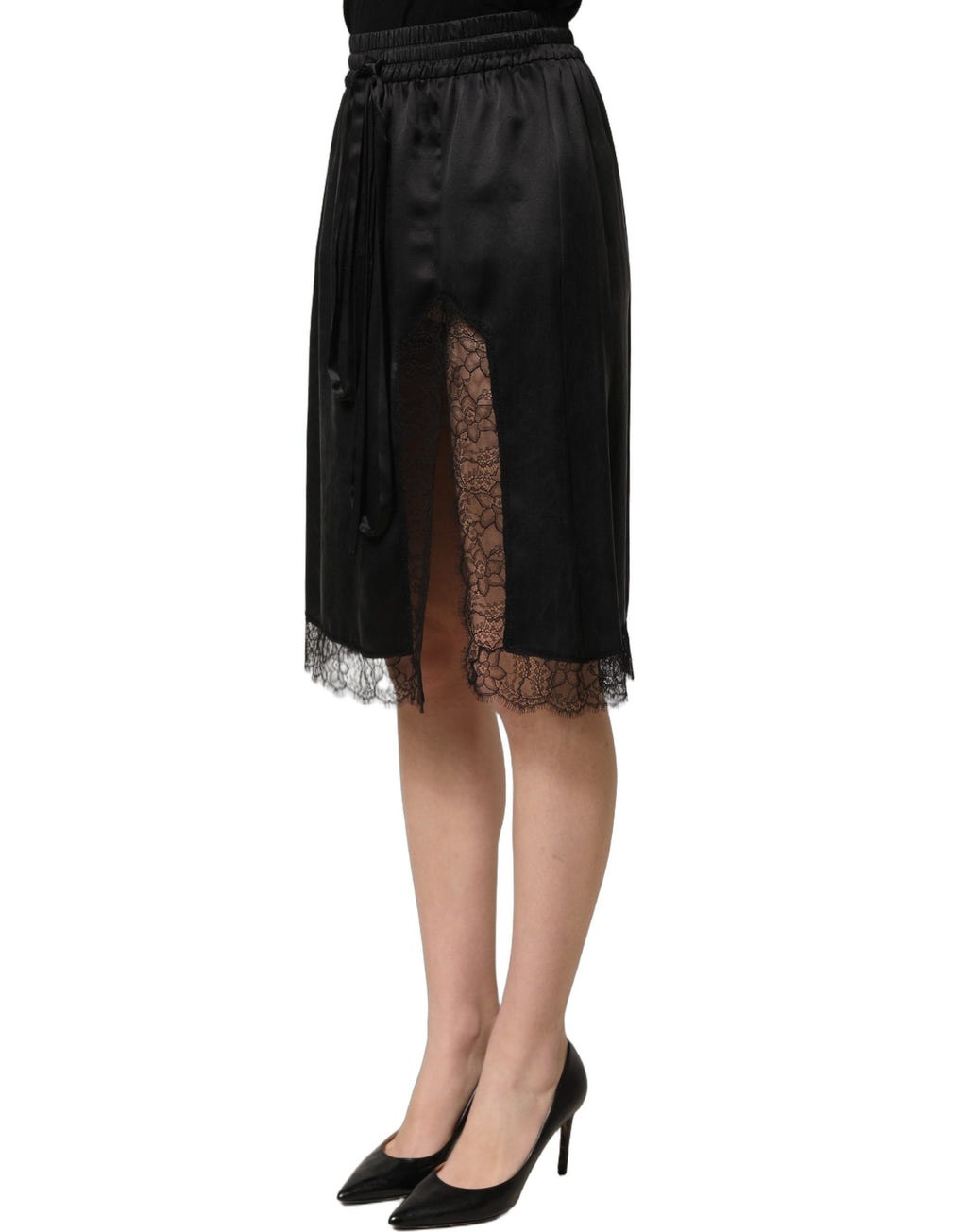 Jupe en satin noire Dolce & Gabbana avec ourlet en dentelle et fente latérale élégante.