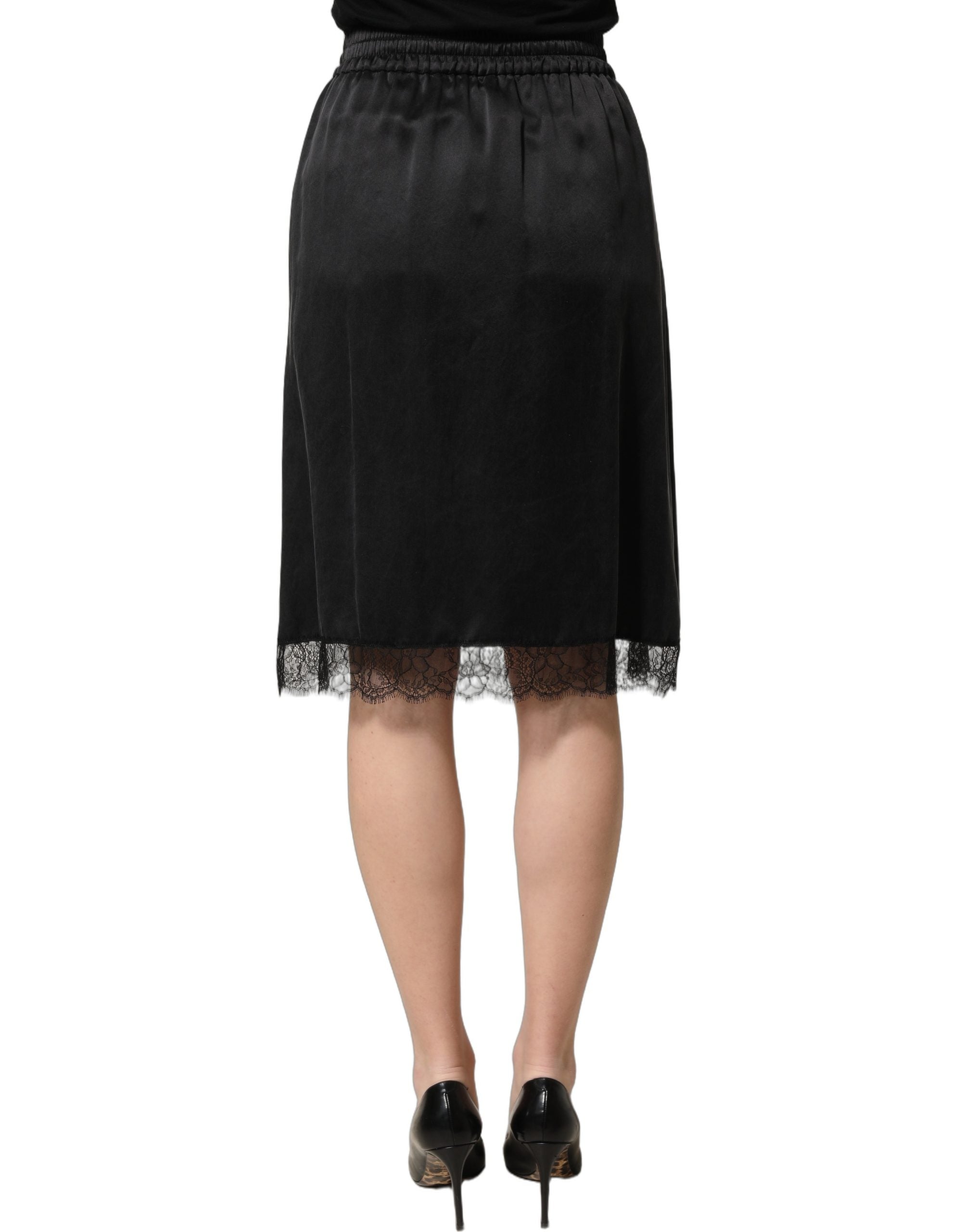 Jupe en satin noir Dolce & Gabbana avec bord en dentelle et fente latérale élégante.