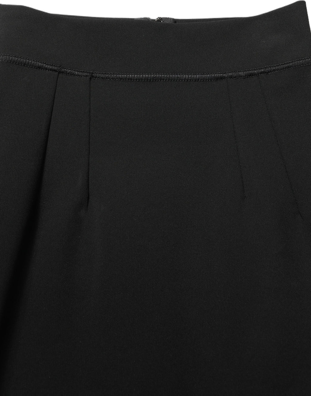 Jupe courte noir en nylon à taille haute de la marque Dolce & Gabbana, coupe ajustée et élégante.