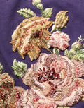 Jupe courte mi-longue à taille moyenne Dolce & Gabbana avec motifs floraux violets et embellissements élégants.