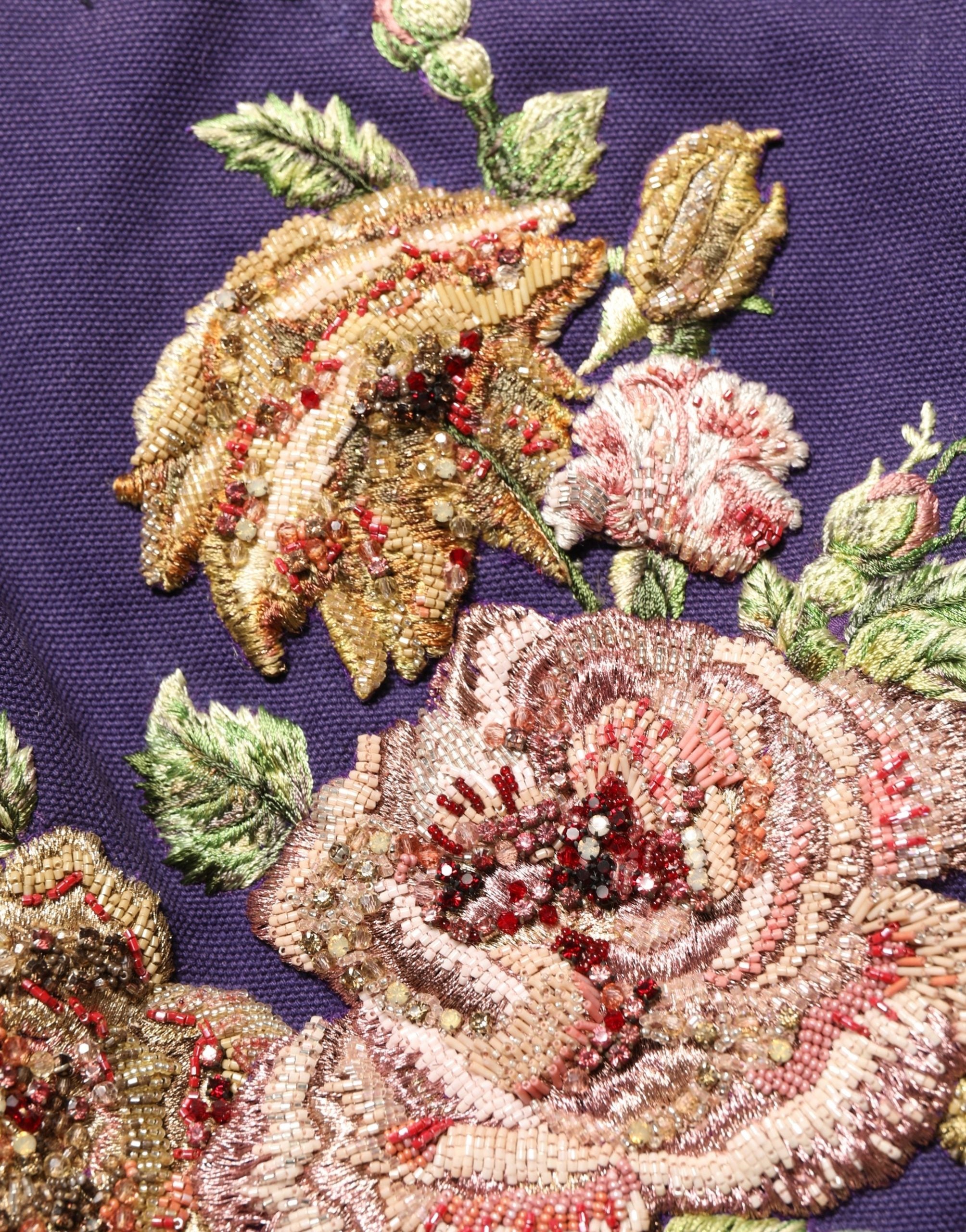 Jupe courte mi-longue à taille moyenne Dolce & Gabbana avec motifs floraux violets et embellissements élégants.