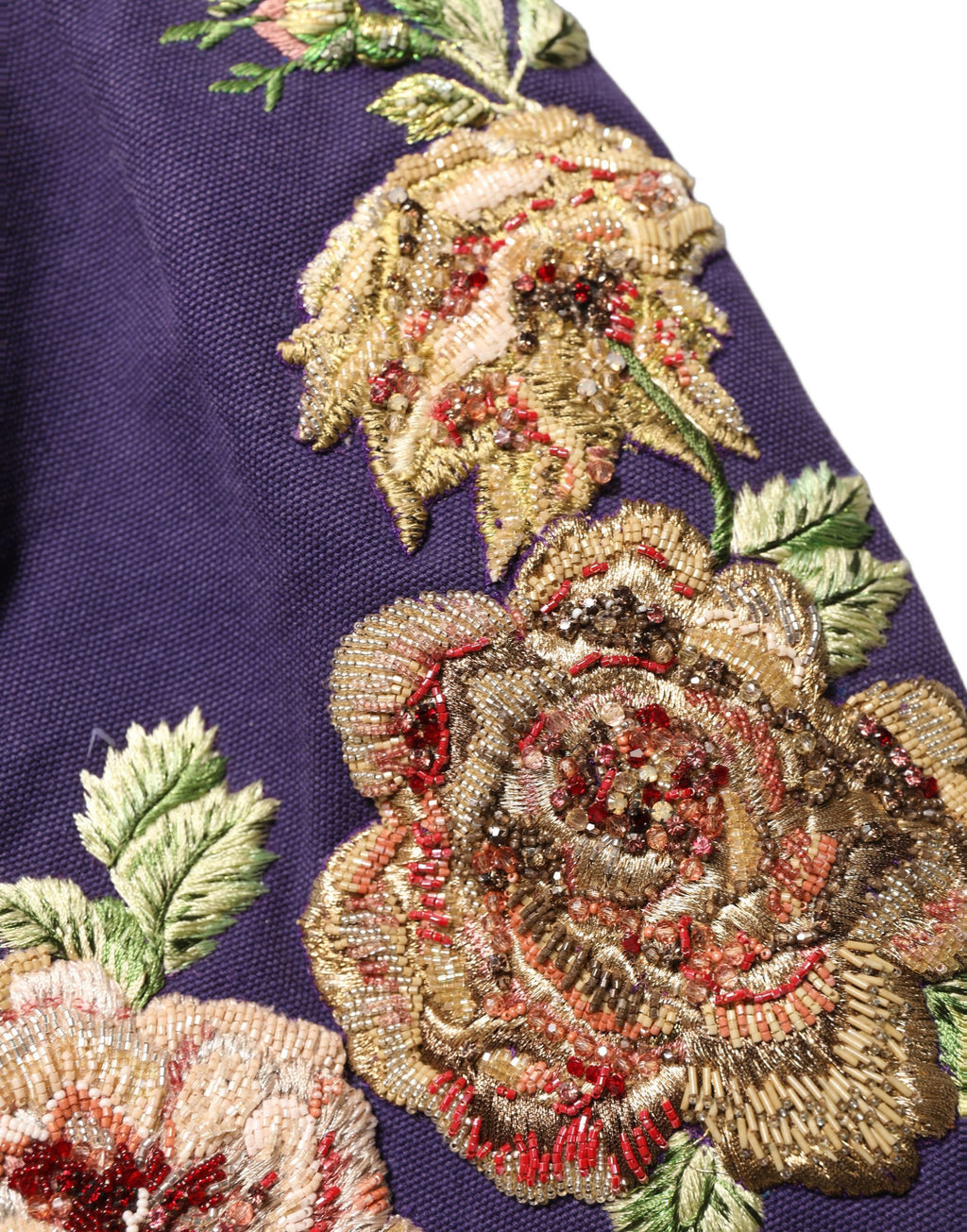 Jupe courte midi à taille moyenne Dolce & Gabbana avec motif floral violet et embellissements, vue de face.