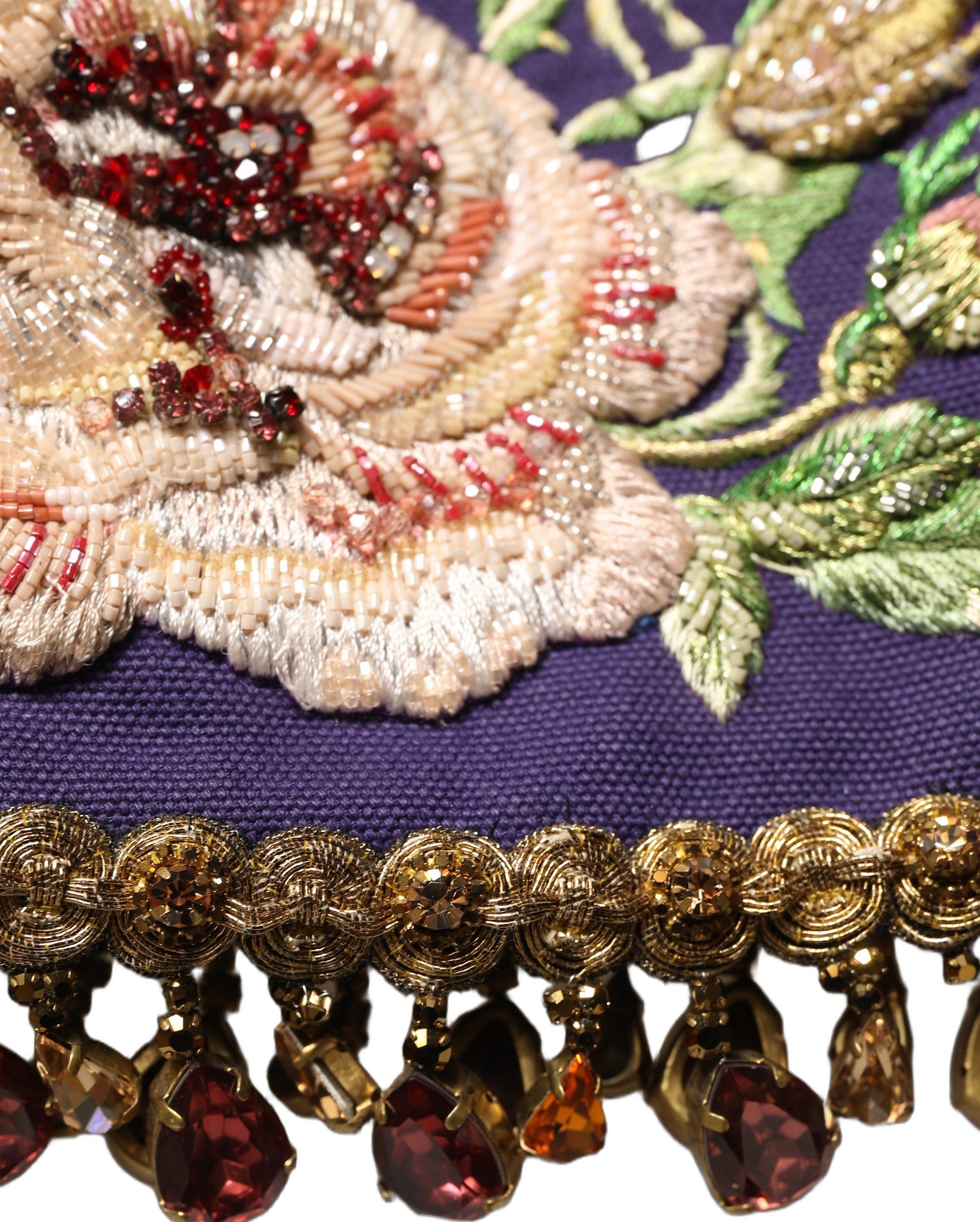 Jupe courte violette Dolce & Gabbana à motifs floraux ornés de broderies et embellissements, taille mi-hauteur, mode élégante