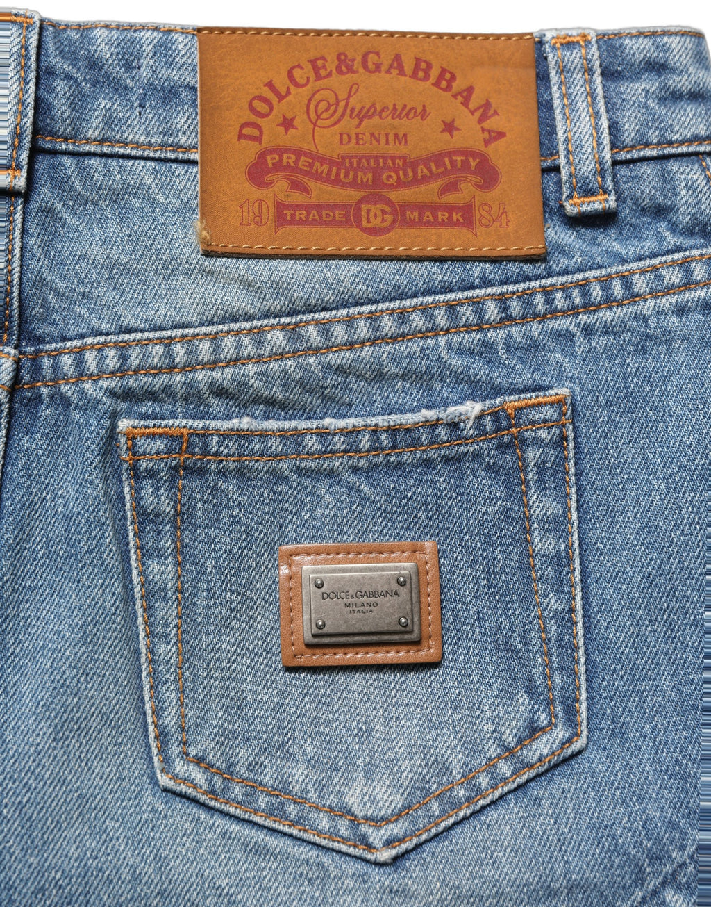 Shorts en denim bleu à taille haute Dolce & Gabbana, coton, mode estivale, coupe ajustée et tendance.