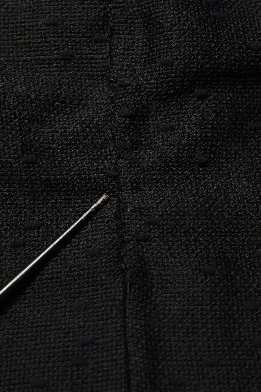 Jupe noire en coupe pencil à taille haute Dolce & Gabbana, longueur au genou, tissu élégant et ajusté.