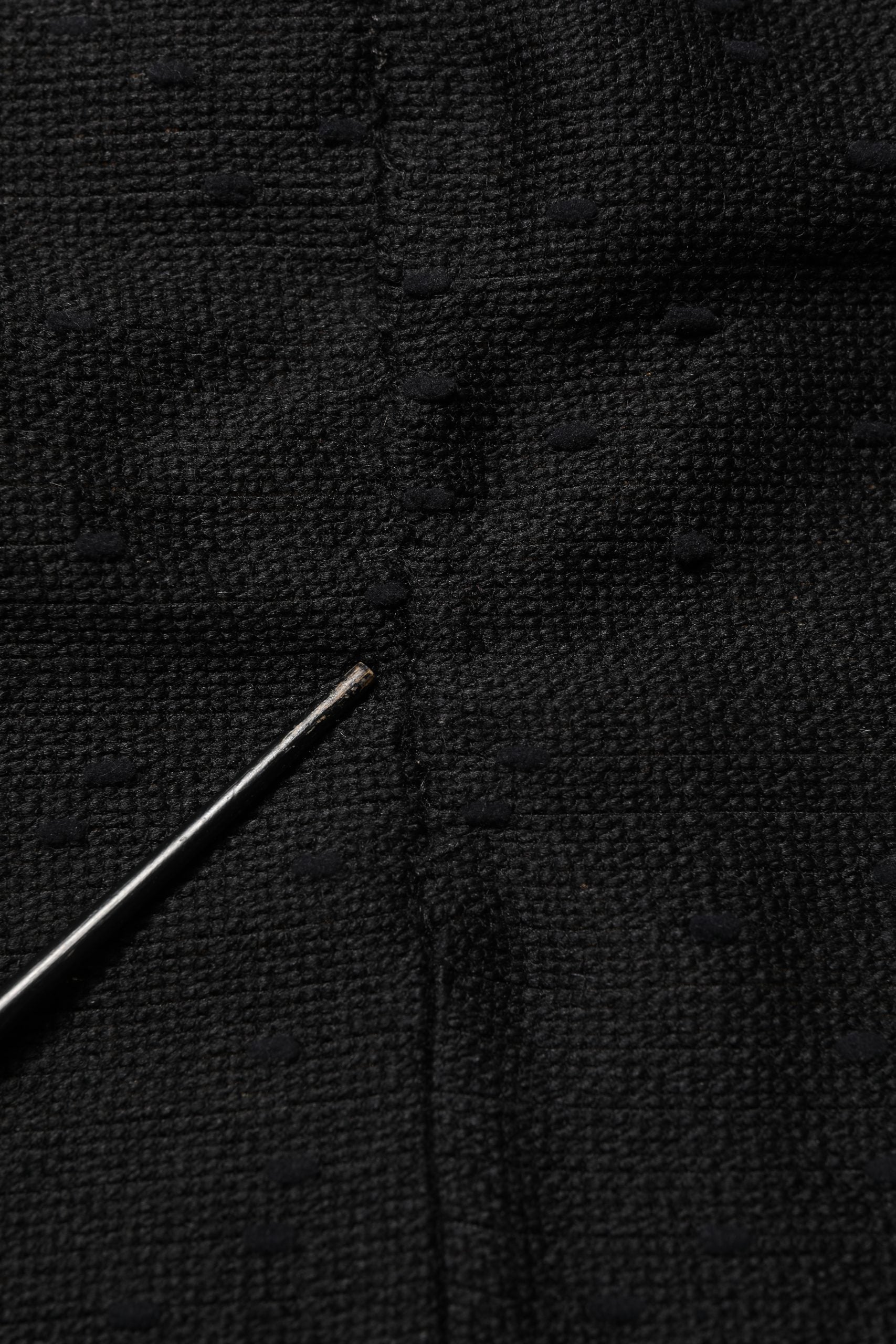 Jupe noire en coupe pencil à taille haute Dolce & Gabbana, longueur au genou, tissu élégant et ajusté.