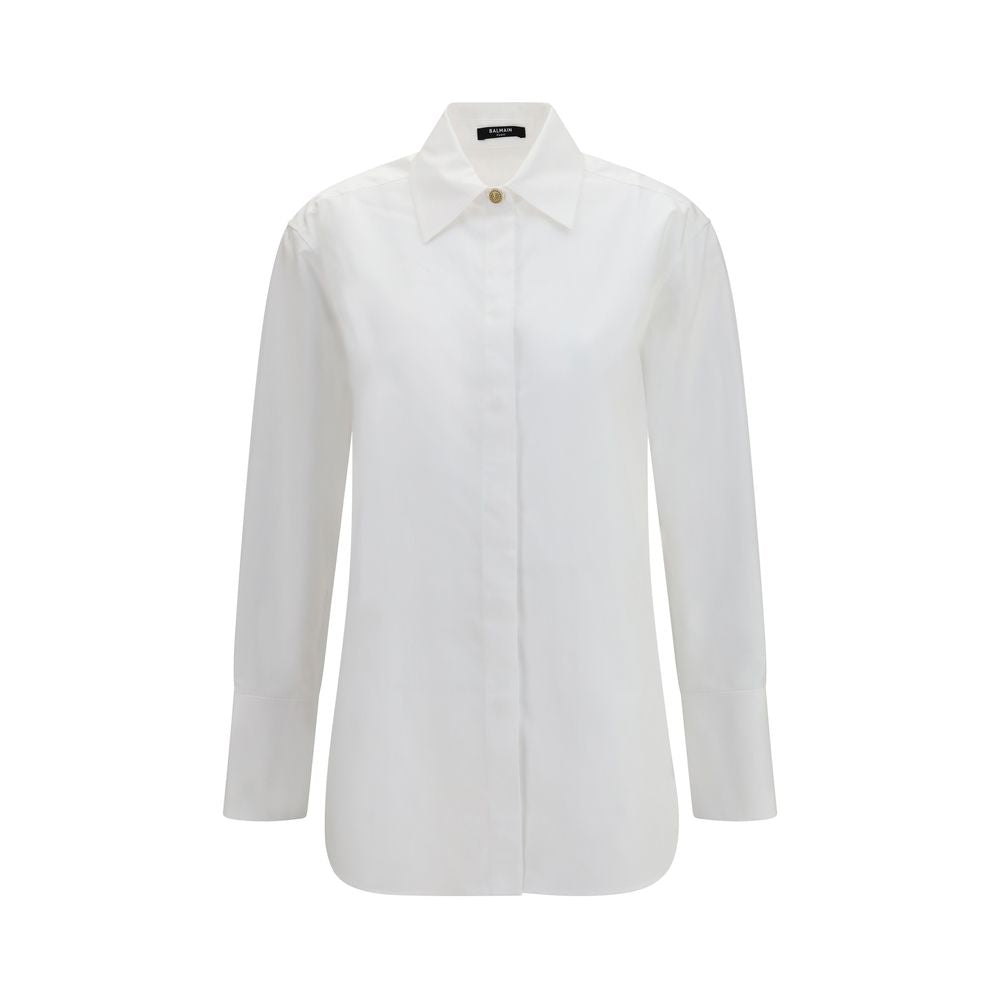 Chemise blanche en coton de la marque Balmain, affichée sur un mannequin, avec col classique et boutons devant.