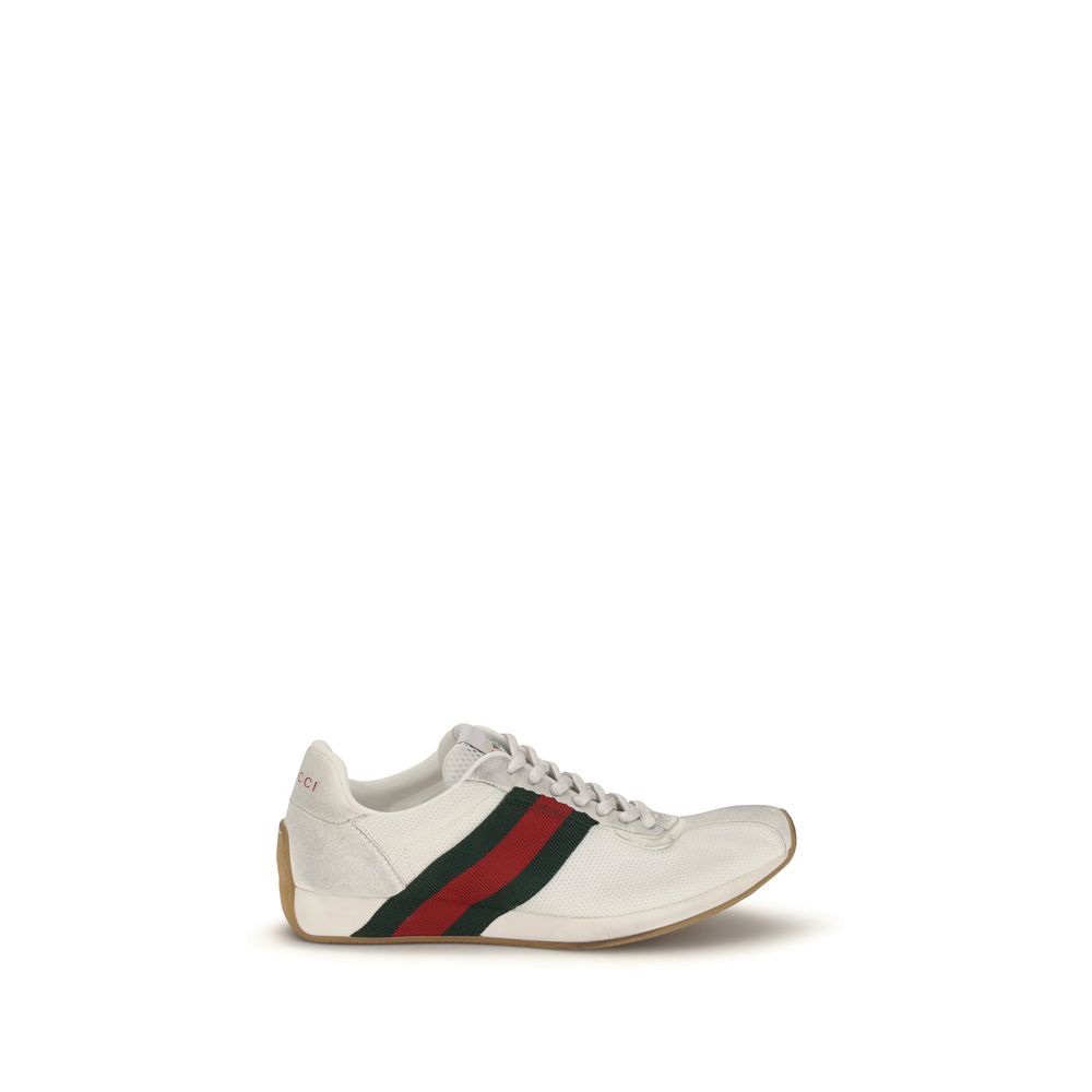 Chaussures de sport blanches en polyester de Gucci, baskets athlétiques élégantes avec détails modernes et logo Gucci visible.