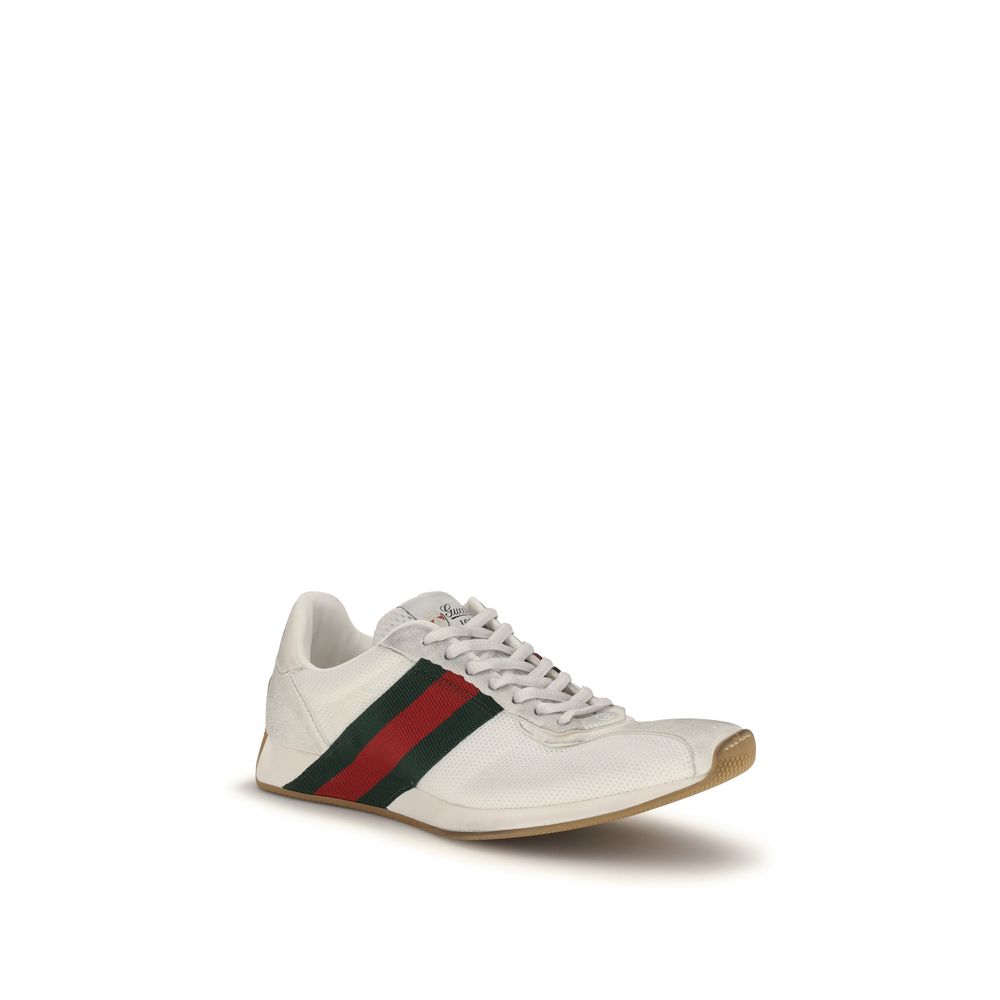 Chaussures de sport blanches en polyester Gucci, baskets athlétiques élégantes avec logo Gucci visible.