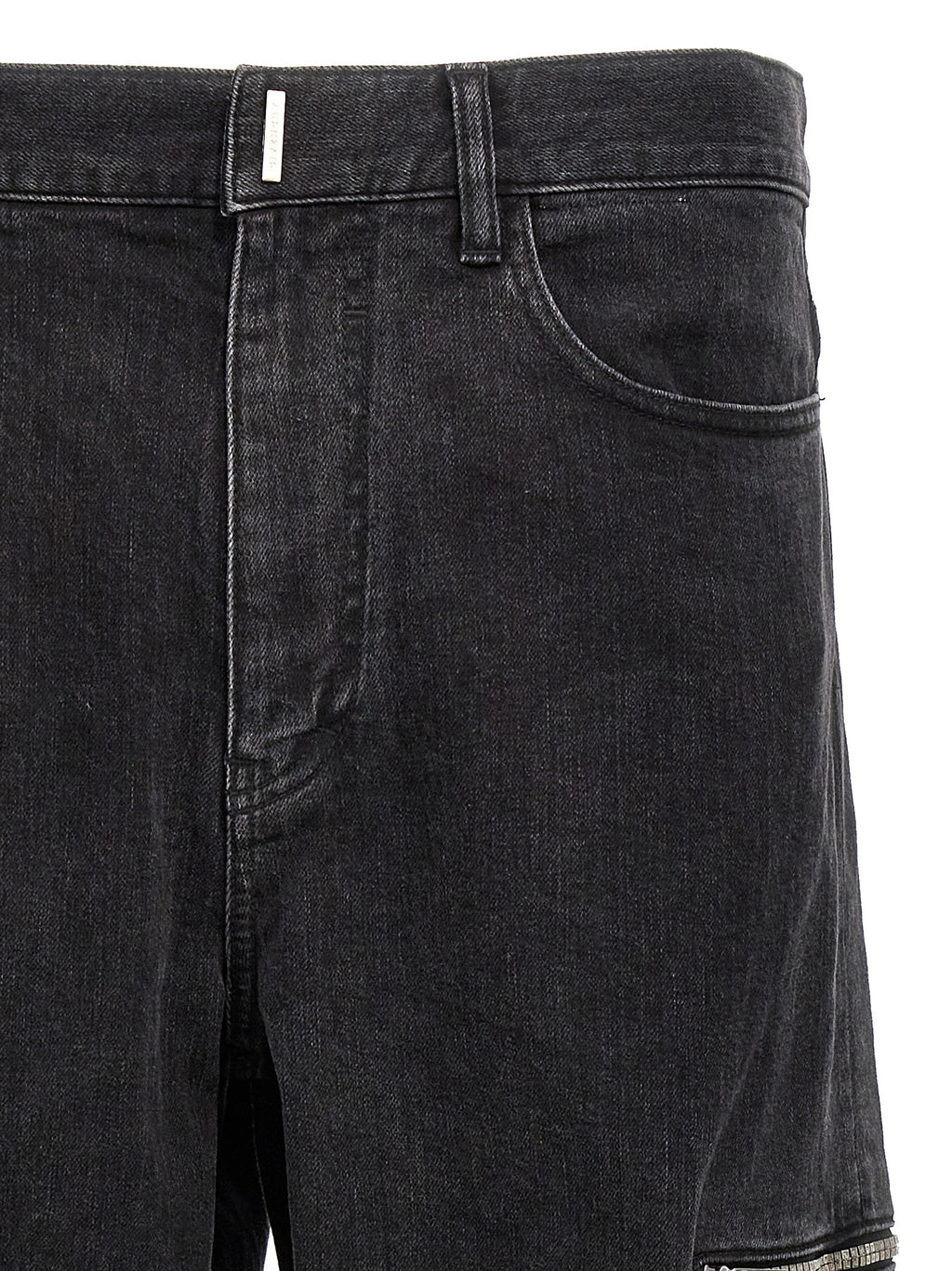 Jeans en coton noir de la marque Givenchy, coupe classique en denim avec détails modernes visibles sur l’image.