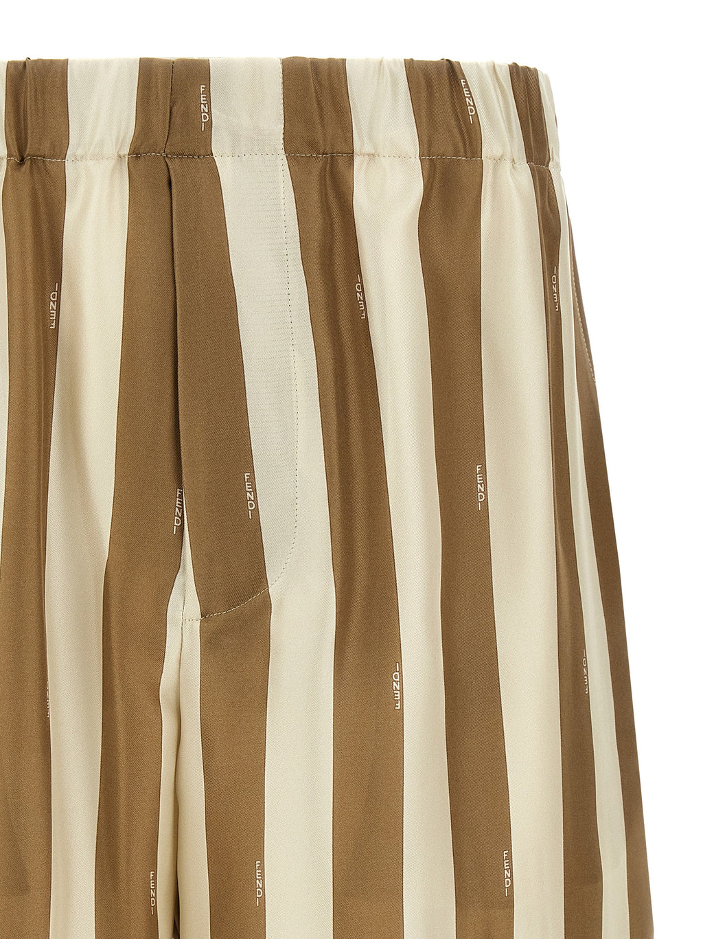 Shorts Bermuda en soie beige de la marque Fendi, élégants et confortables, visibles sur l'image.