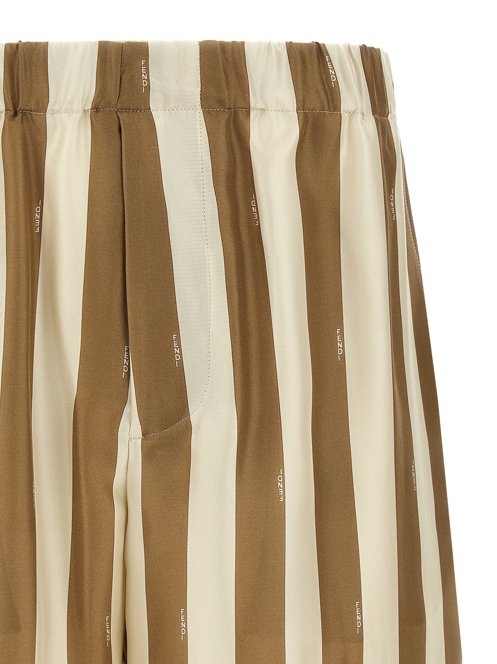 Shorts Bermuda en soie beige de la marque Fendi, élégants et confortables, visibles sur l'image.