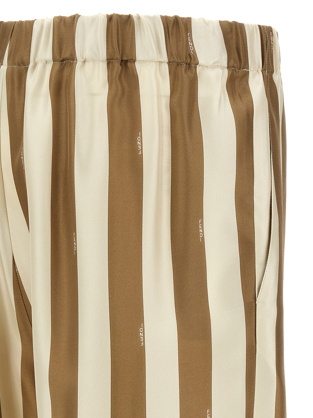 Shorts bermuda en soie beige de la marque Fendi, affichant un tissu élégant et une coupe moderne.