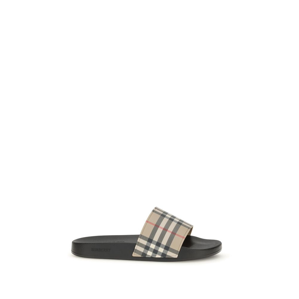 Sandales en caoutchouc noires Burberry, chaussures de plage ou décontractées, avec logo emblématique visible.