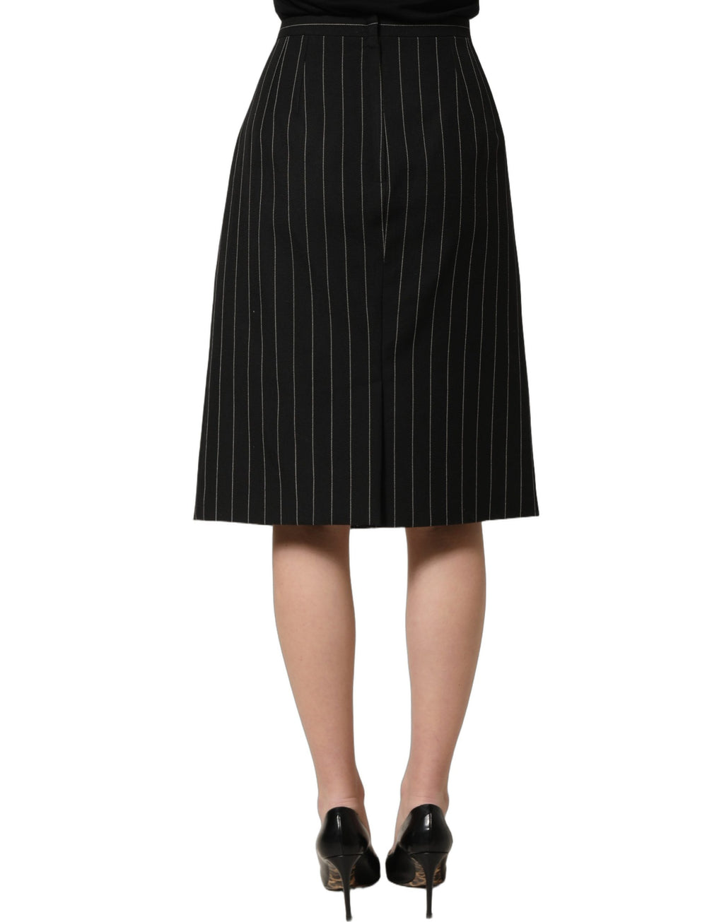 Jupe pencil noire à rayures fines à taille haute de Dolce & Gabbana, élégante et ajustée, visible en gros plan.