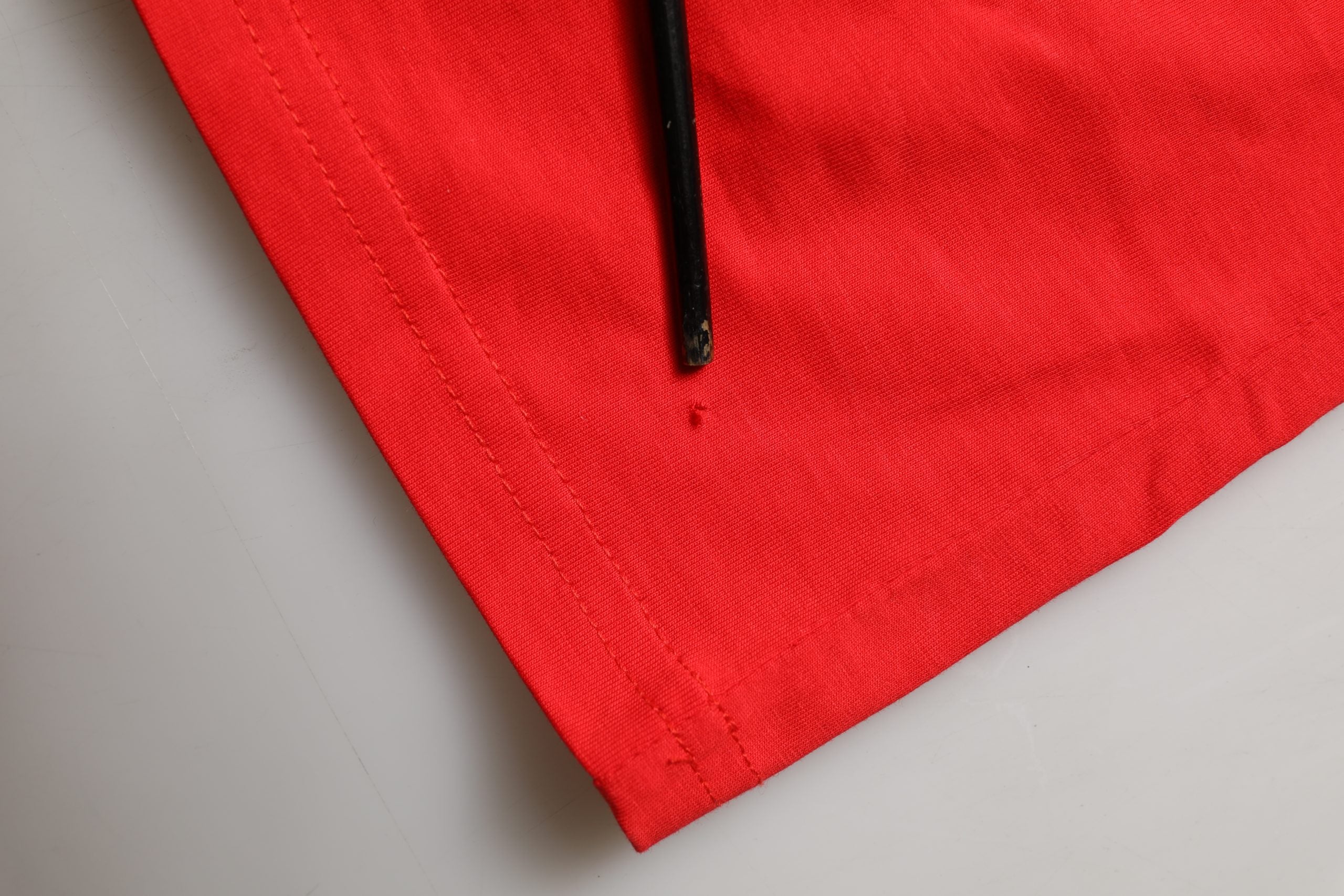 T-shirt en jersey de coton rouge avec graphique de Dolce & Gabbana, col rond, mode masculine élégante.