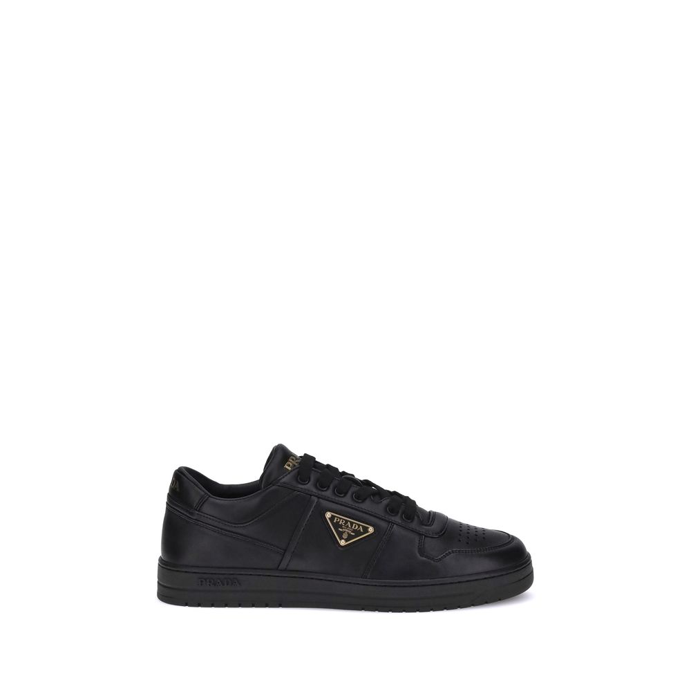 Chaussures basses en cuir de veau noir Prada Bos Taurus, sneakers low top élégants et modernes pour homme.