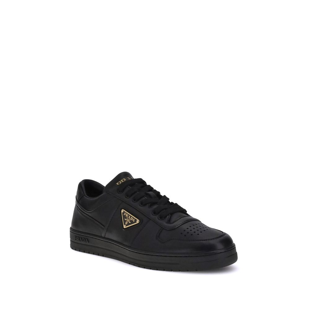 Chaussures basses Prada Bos Taurus en cuir noir pour homme, sneakers en cuir de veau avec design élégant et finition soignée.