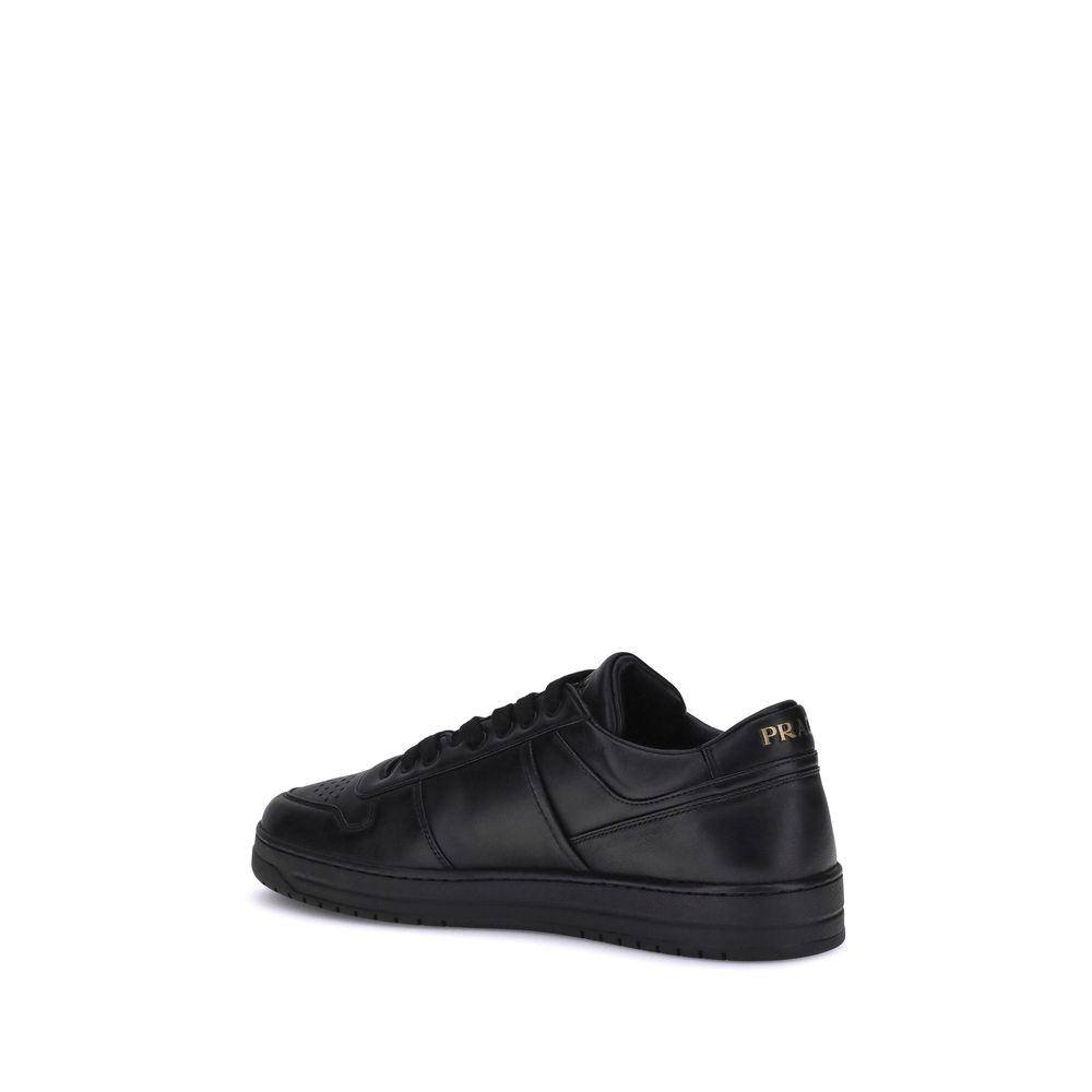 Chaussures Prada Bos Taurus en cuir de veau noir, baskets basses élégantes avec semelle blanche, pour homme.