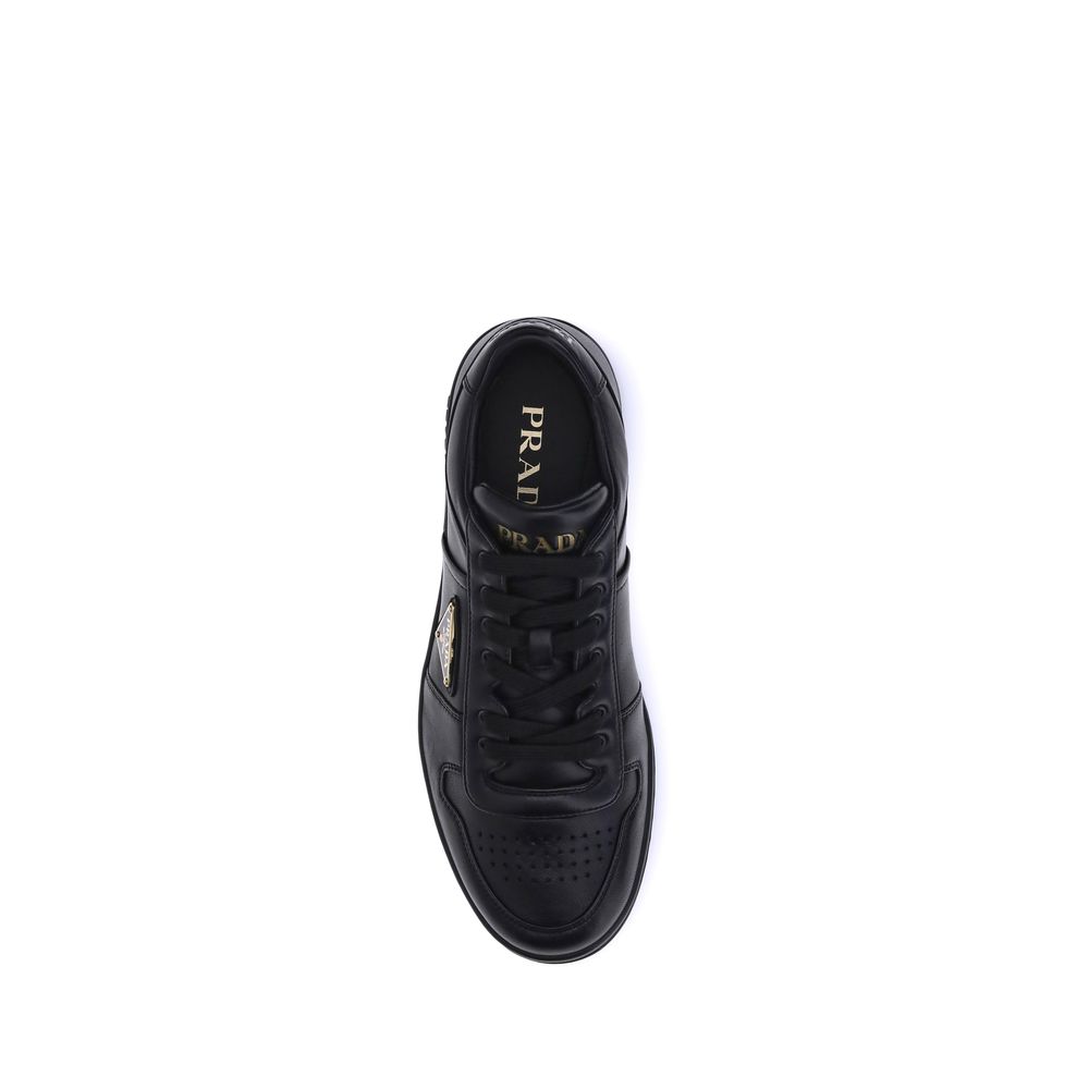 Chaussures Prada Bos Taurus en cuir de veau noir, baskets basses élégantes avec design moderne et détails raffinés.