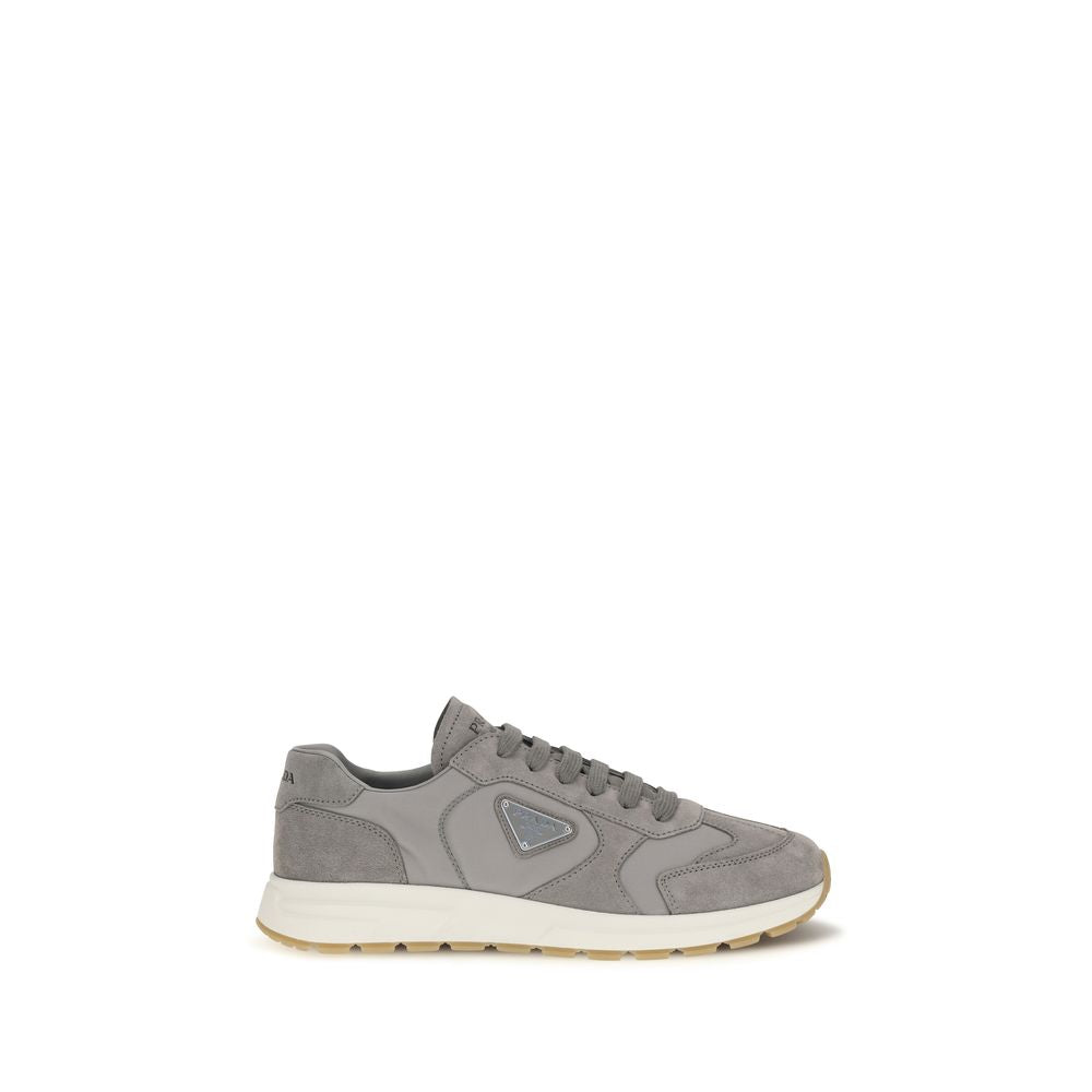 Chaussures de sport Prada gris en polyamide recyclé, baskets athlétiques élégantes avec design moderne.