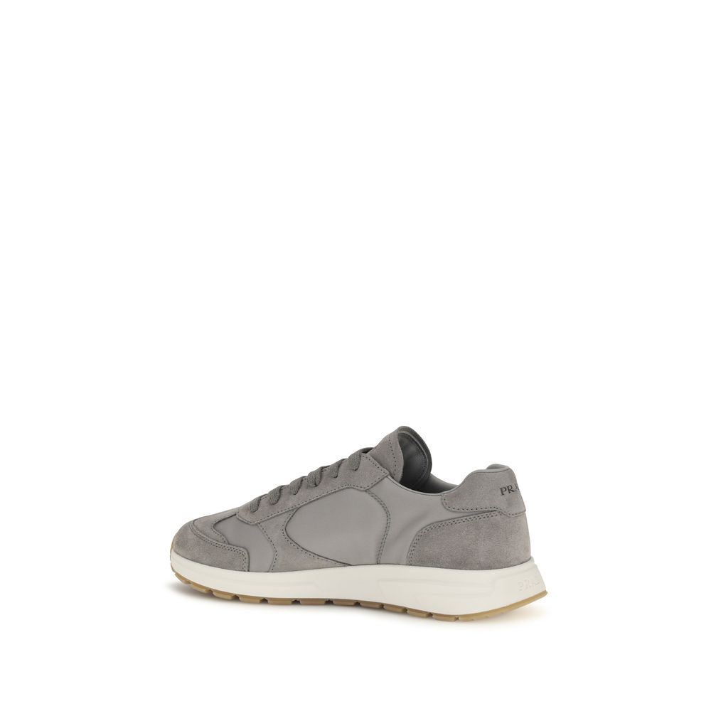 Chaussures de sport Prada en polyamide recyclé gris, baskets athlétiques modernes et tendance, vues de face.