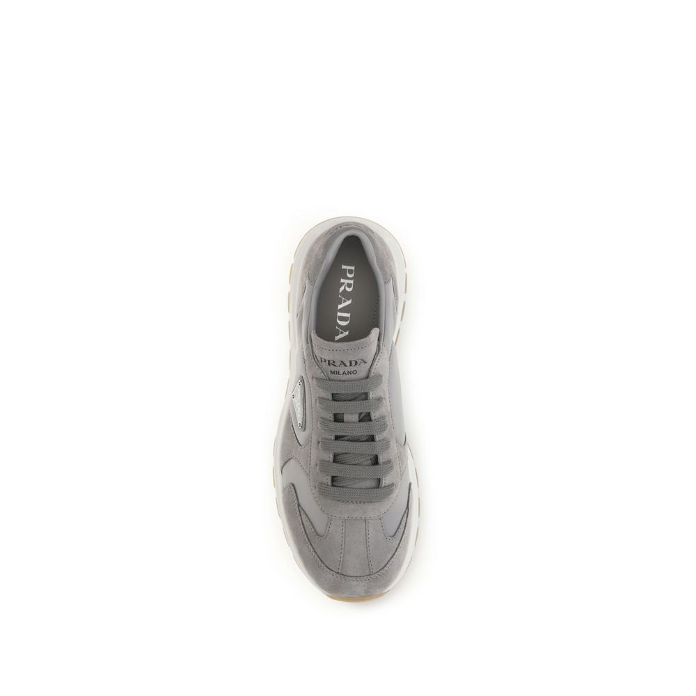 Chaussures de sport Prada gris en polyamide recyclé, baskets athlétiques tendance et durables.