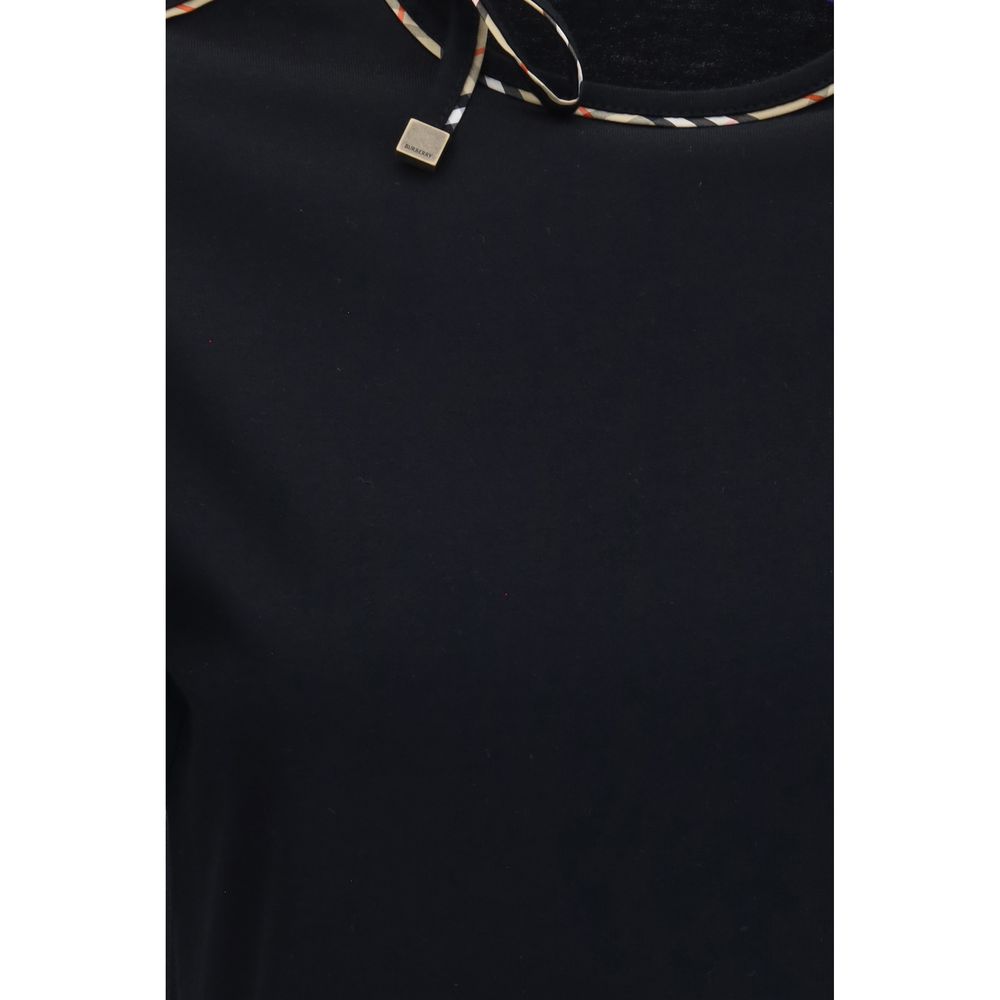 T-shirt en coton noir de Burberry avec logo distinctif, porté sur un mannequin.