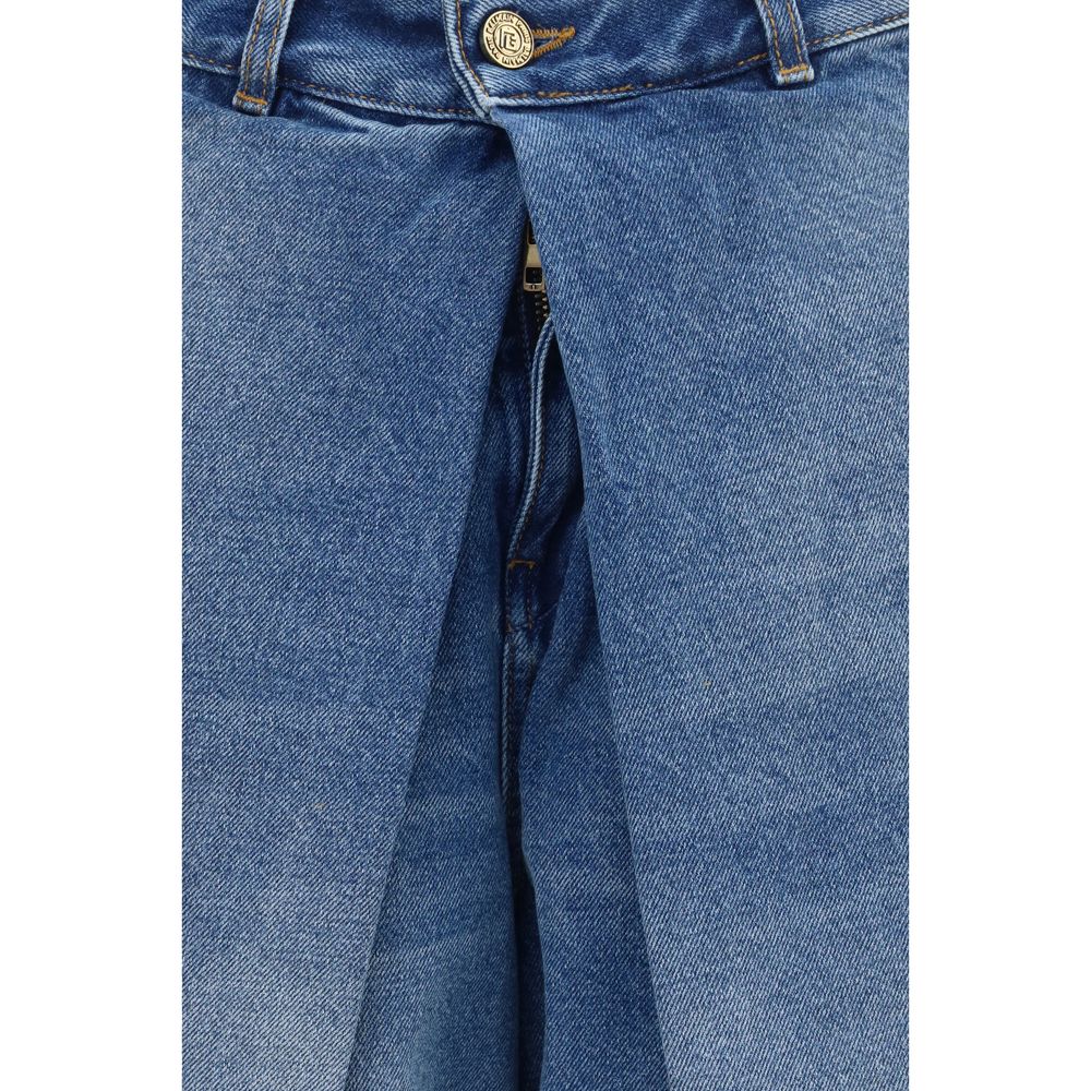 Jeans décontractés en coton bleu Balmain, coupe relaxée, visibles avec détails du tissu et de la finition.