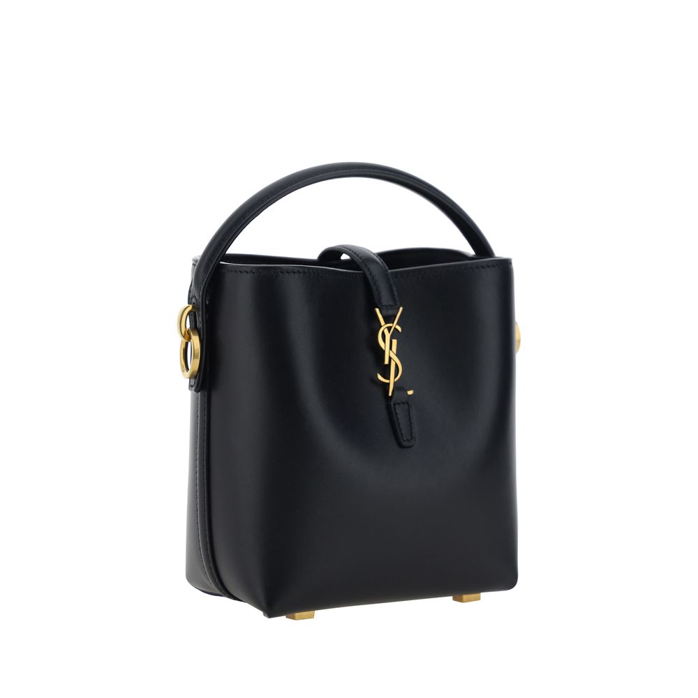 Sac à bandoulière en cuir de veau noir Saint Laurent Bos Taurus, vue détaillée du sac à l'épaule avec logo embossé.