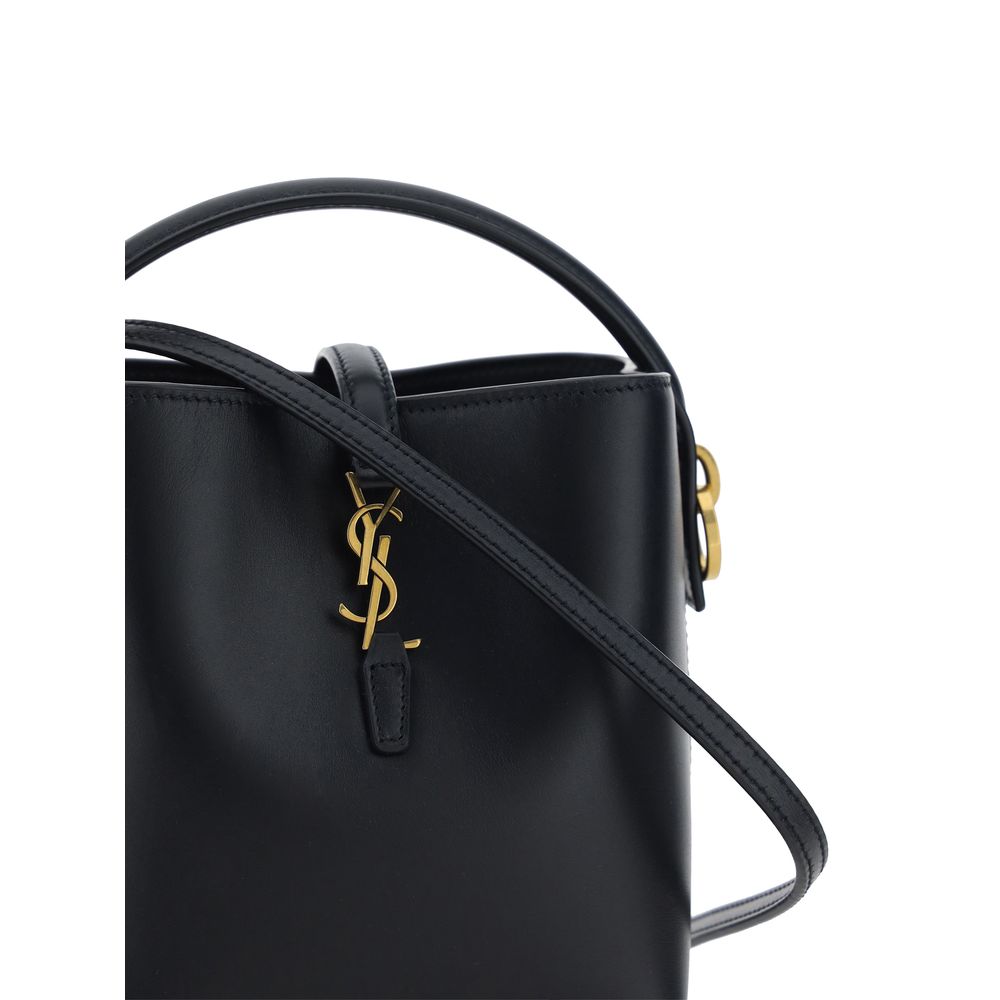 Sac à main Saint Laurent Bos Taurus en cuir de veau noir, épais et élégant, porté sur l'épaule avec chaîne métallique.