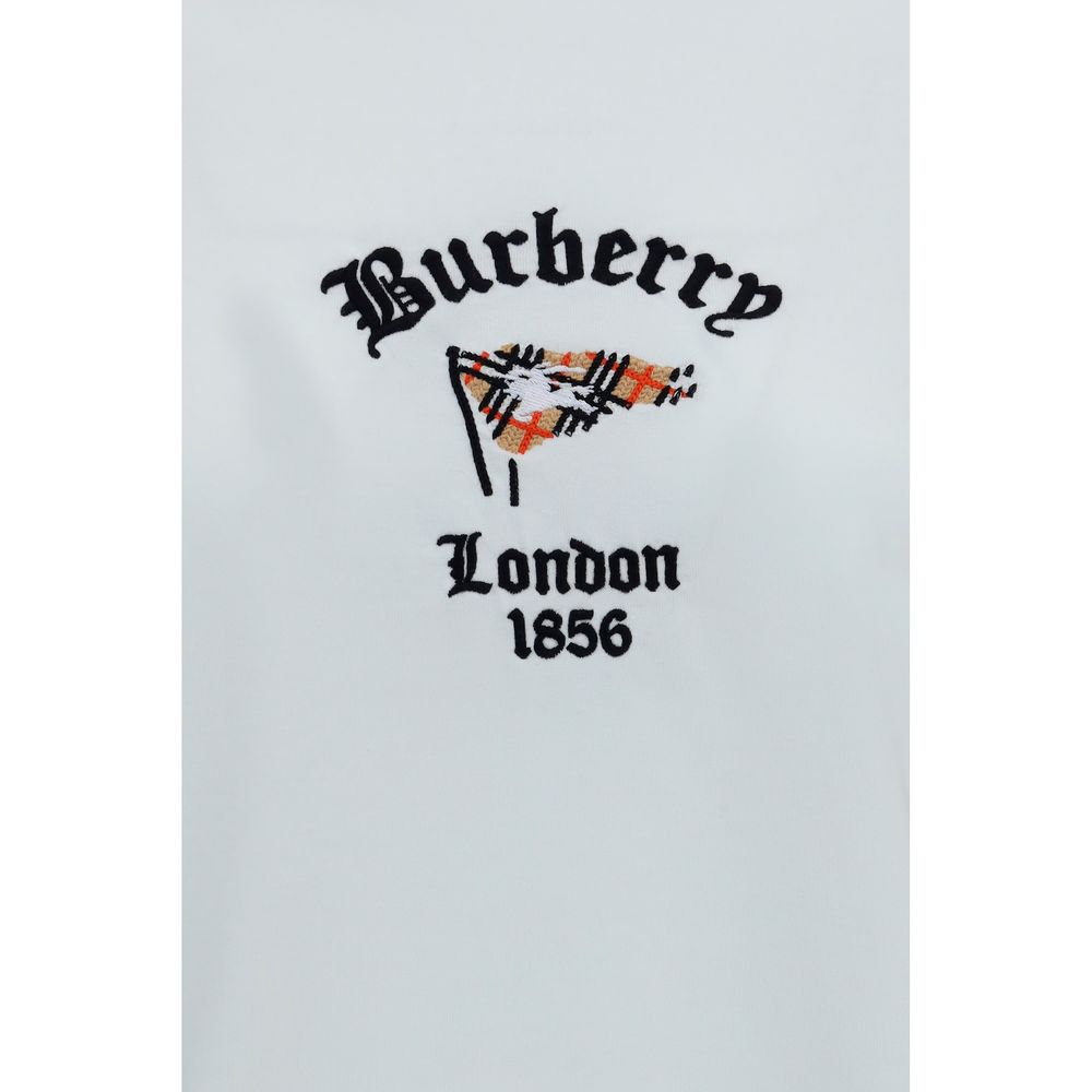 T-shirt blanc en coton de la marque Burberry, détail du tissu et du logo discret visible sur le devant.