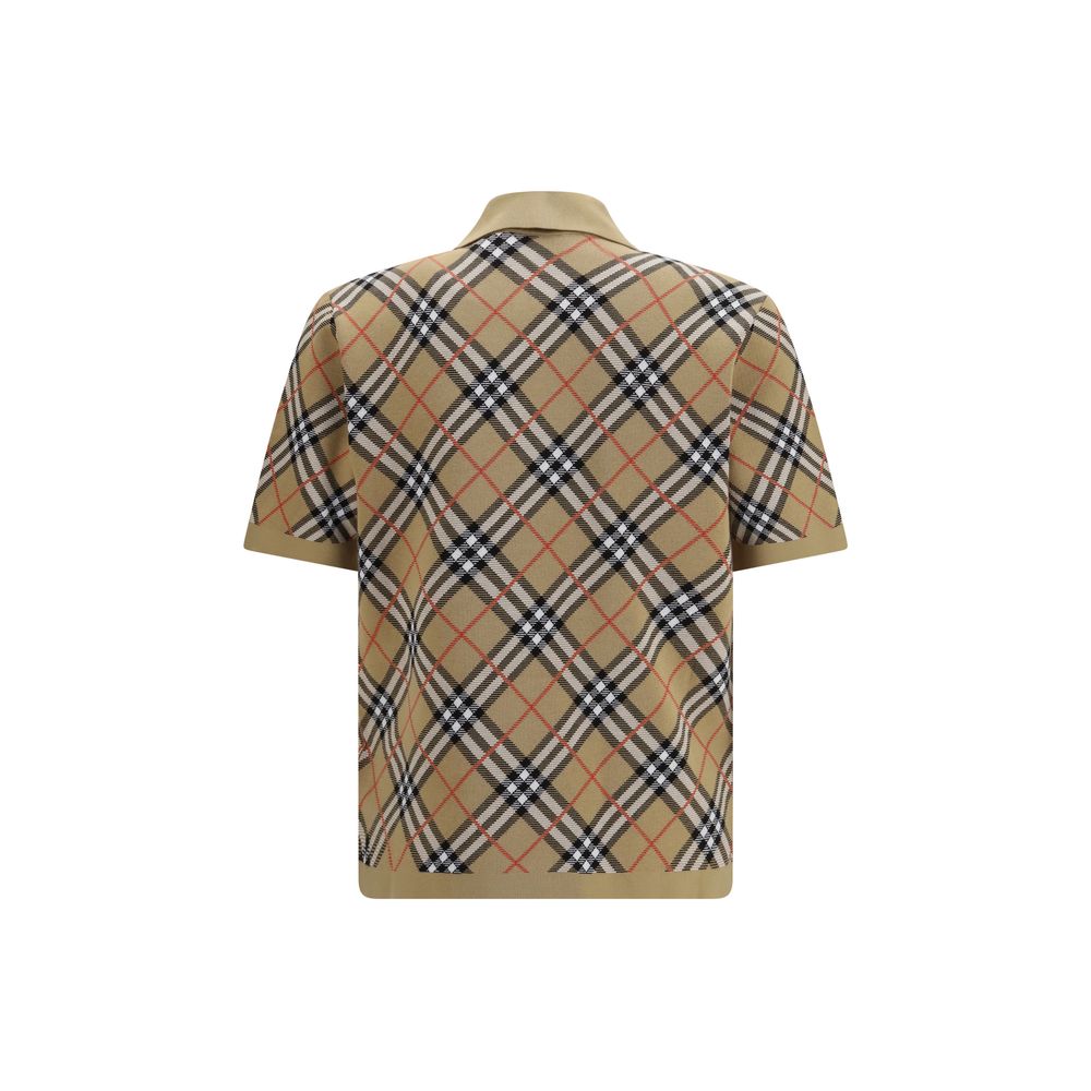 Chemise polo en coton beige de Burberry, vue en gros plan, avec col classique et logo subtil sur la poitrine.