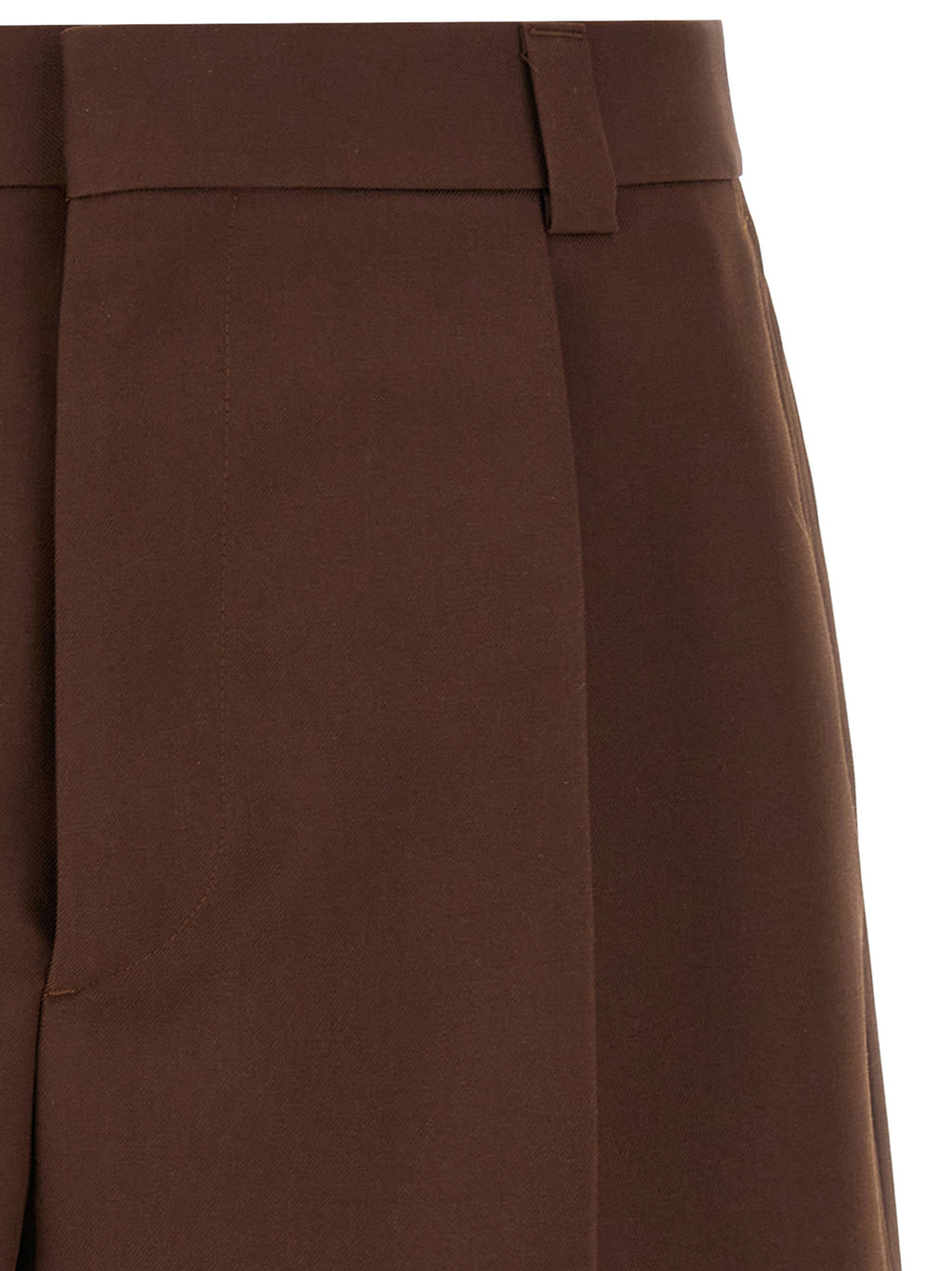 Shorts bermuda en laine marron de Gucci, vêtement élégant avec logo Gucci visible, parfait pour un style sophistiqué.