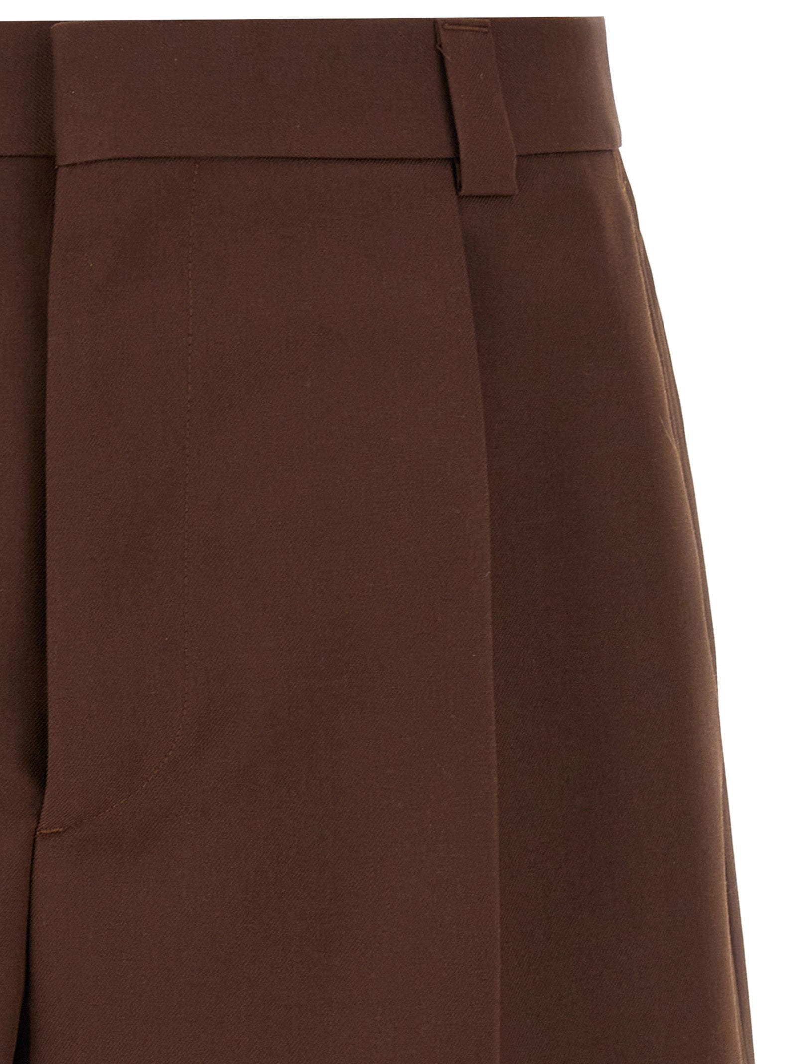 Shorts bermuda en laine marron de Gucci, vêtement élégant avec logo Gucci visible, parfait pour un style sophistiqué.