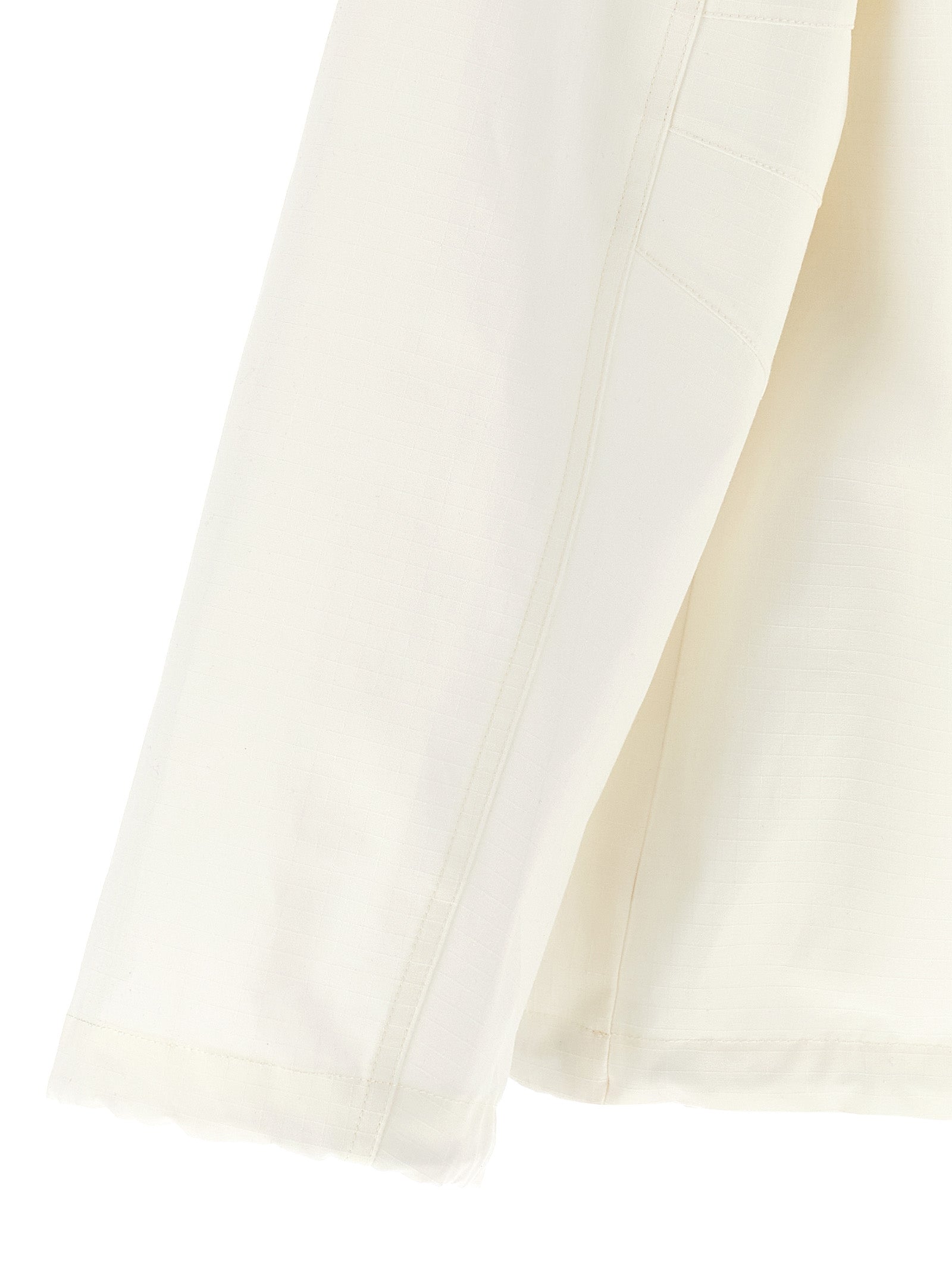 Veste en coton blanche Gucci Shell, coupe ajustée, avec détails modernes et logo Gucci visible sur la poitrine.