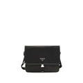 Sac à bandoulière Prada en polyamide recyclé noir, élégant et moderne, avec détails de la marque visible.
