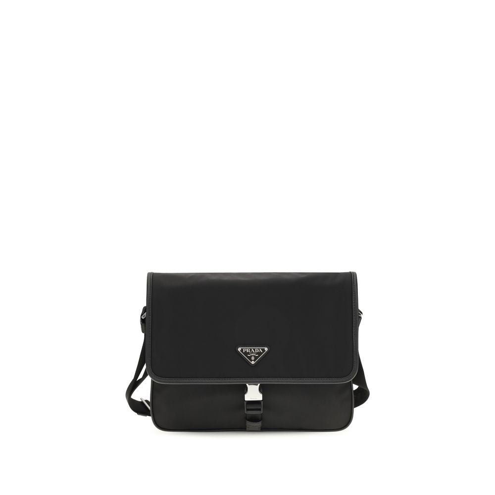 Sac à bandoulière Prada en polyamide recyclé noir, élégant et moderne, avec détails de la marque visible.