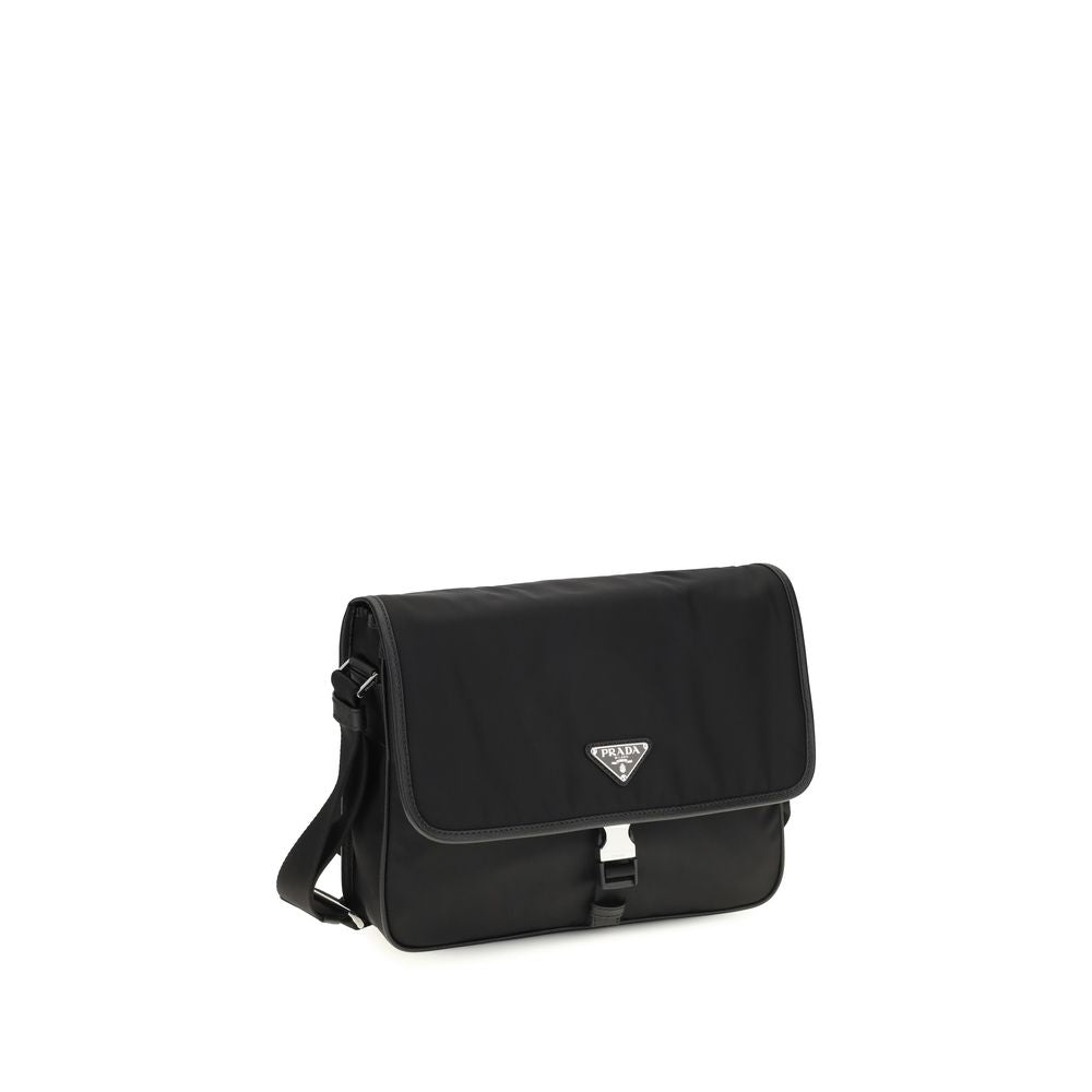 Sac à bandoulière Prada noir en polyamide recyclé, style élégant avec logo Prada visible sur le devant.
