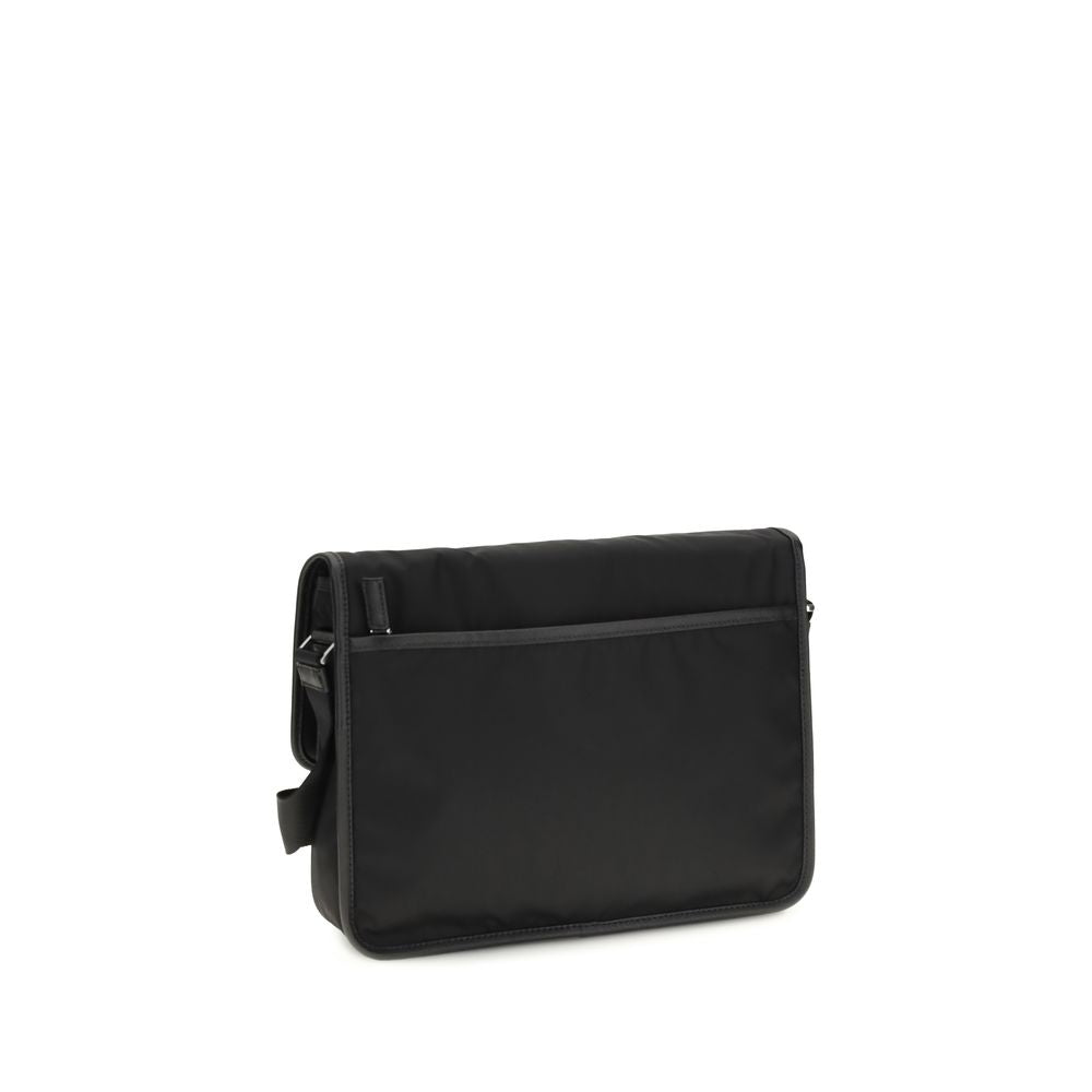 Sac à bandoulière Prada en polyamide recyclé noir, élégant et durable, avec détails modernes et design sophistiqué.