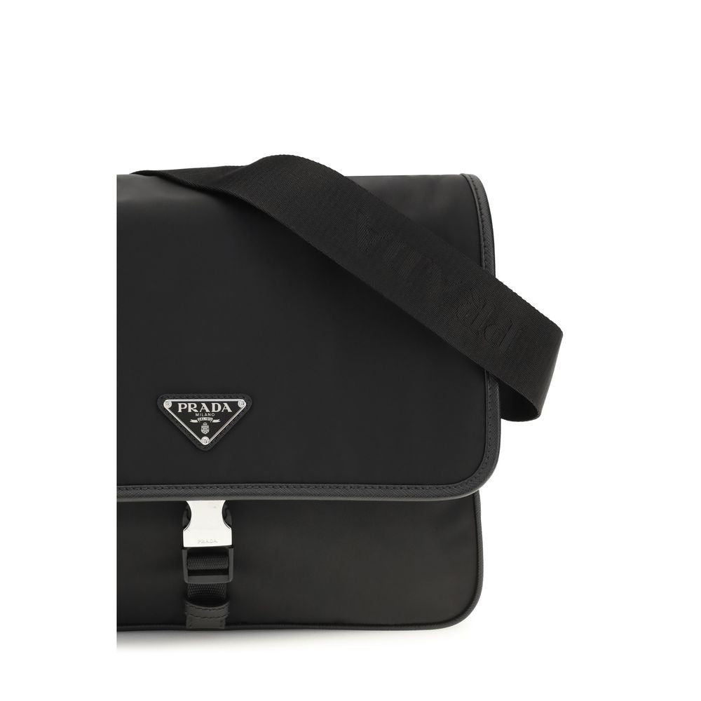 Sac à bandoulière Prada noir en polyamide recyclé, avec détails élégants et design moderne visible sur l'image.