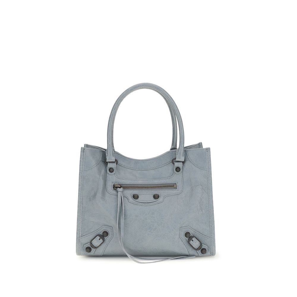 Sac à main Balenciaga en laine d'agneau bleue, design élégant avec détails sophistiqués, porté ou posé sur une surface.